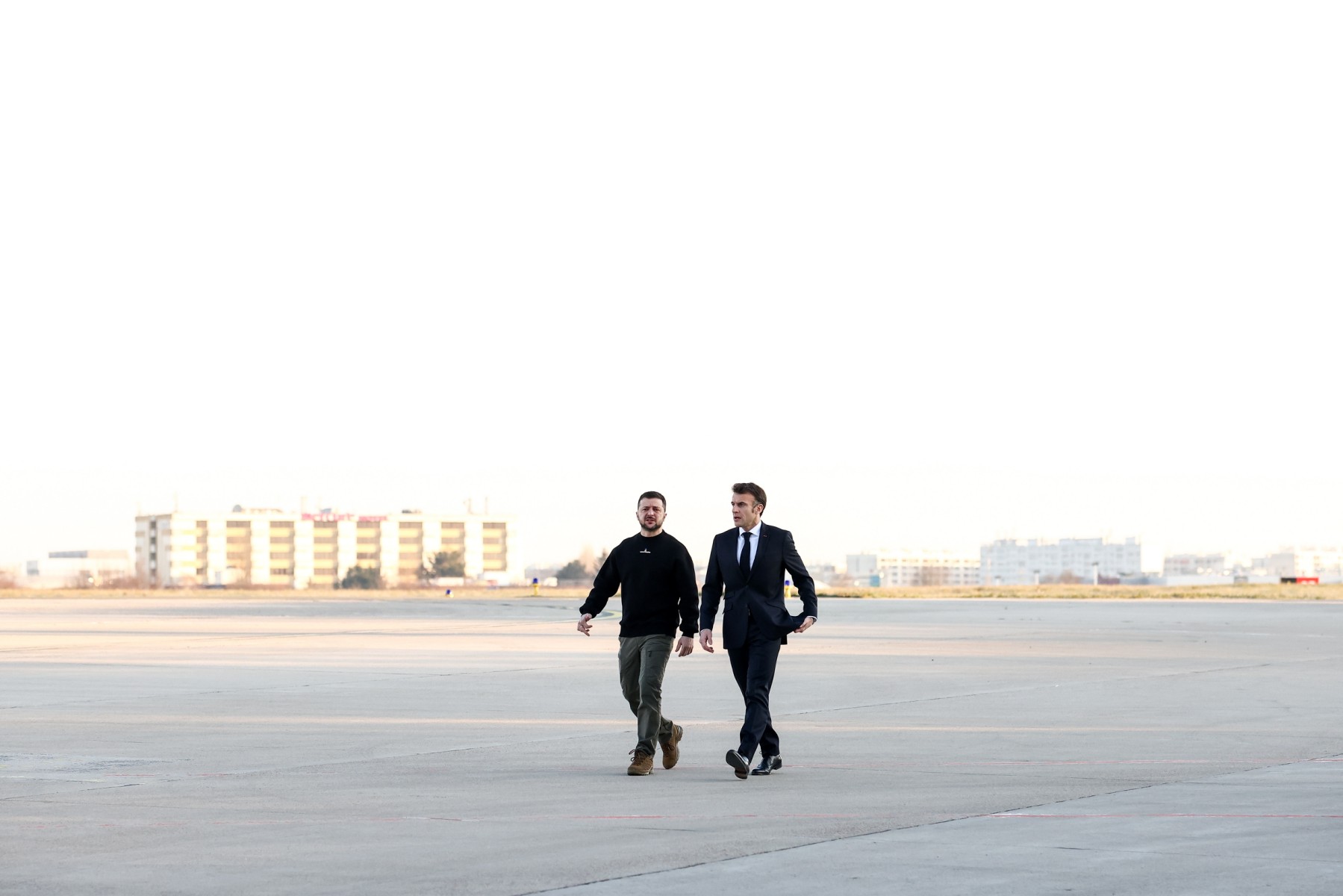 Zelensky annonce avoir discuté avec Macron de sa visite en Chine