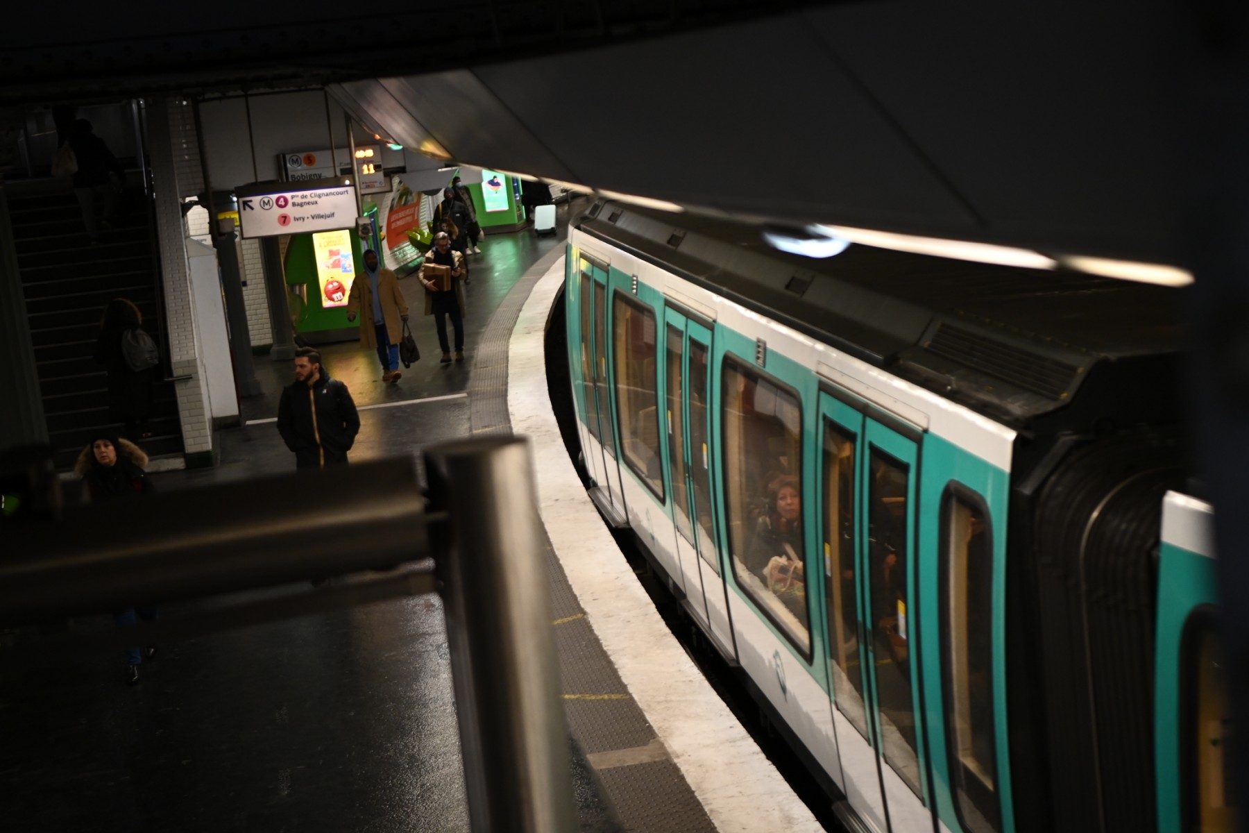 Paris: deux SDF décédés après avoir été percutés par une rame de métro