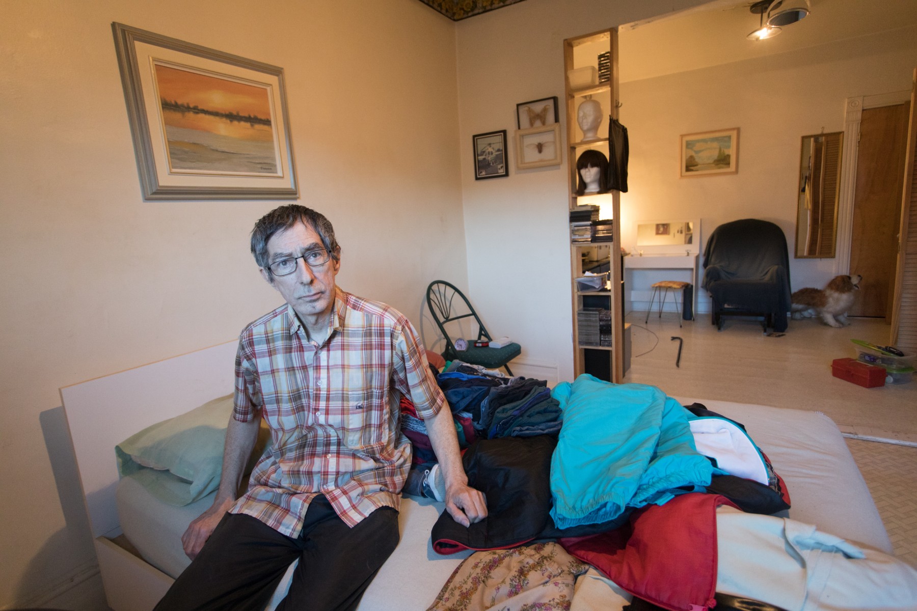 Le locataire Joseph Picard, 68 ans, est assis dans son appartement du quartier Hochelaga à Montréal, Québec, Canada, le 15 mars 2023. Il doit quitter l'appartement dans lequel il vit depuis des décennies, car l'immeuble sera converti en hébergement touristique par le propriétaire. (Photo Alexis Aubin / AFP)