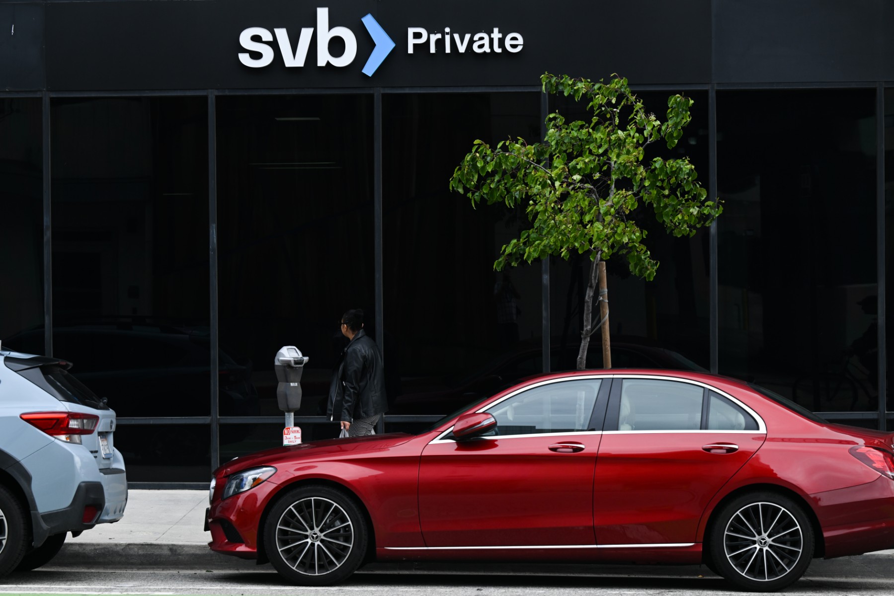 Le logo SVB Private est affiché à l'extérieur d'une succursale de la Silicon Valley Bank à Santa Monica, en Californie, le 20 mars 2023. (Photo de Patrick T. Fallon / AFP)