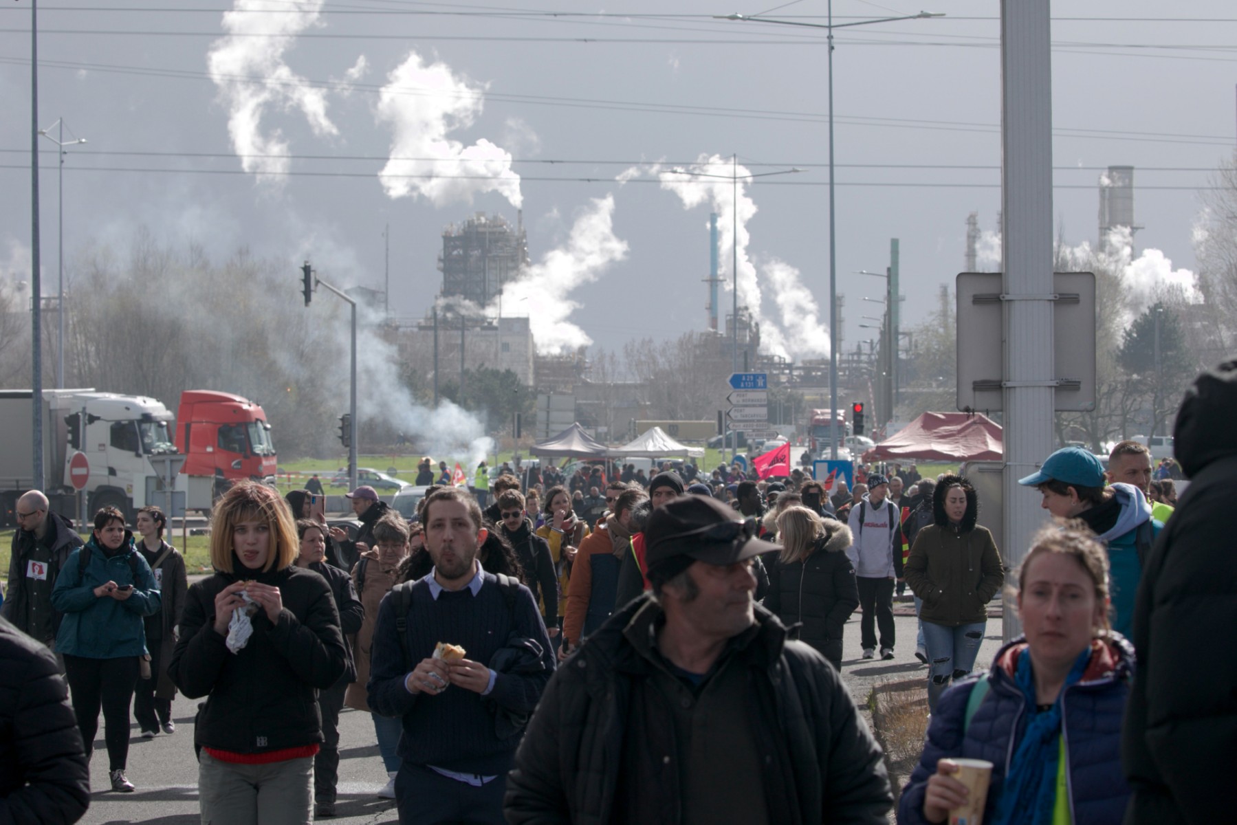 Manifestation d'employés en grève de Totalenergies devant la raffinerie de Gronfreville-l'Orcher, dans le nord de la France, le 24 mars 2023, une semaine après que le gouvernement a fait passer une réforme des retraites au parlement. (Photo LOU BENOIST / AFP)