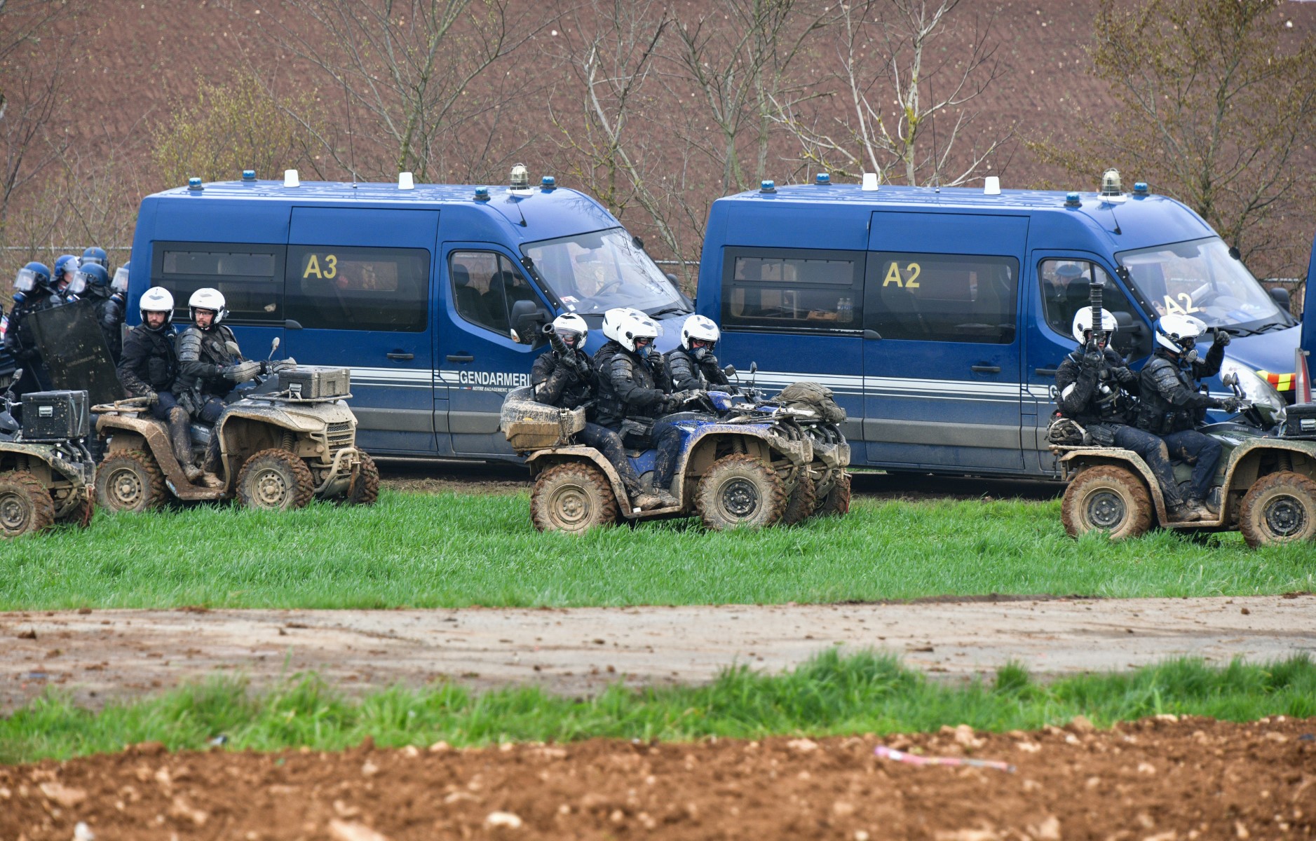 Sainte-Soline: Un reportage contredit la version officielle, la gendarmerie maintient