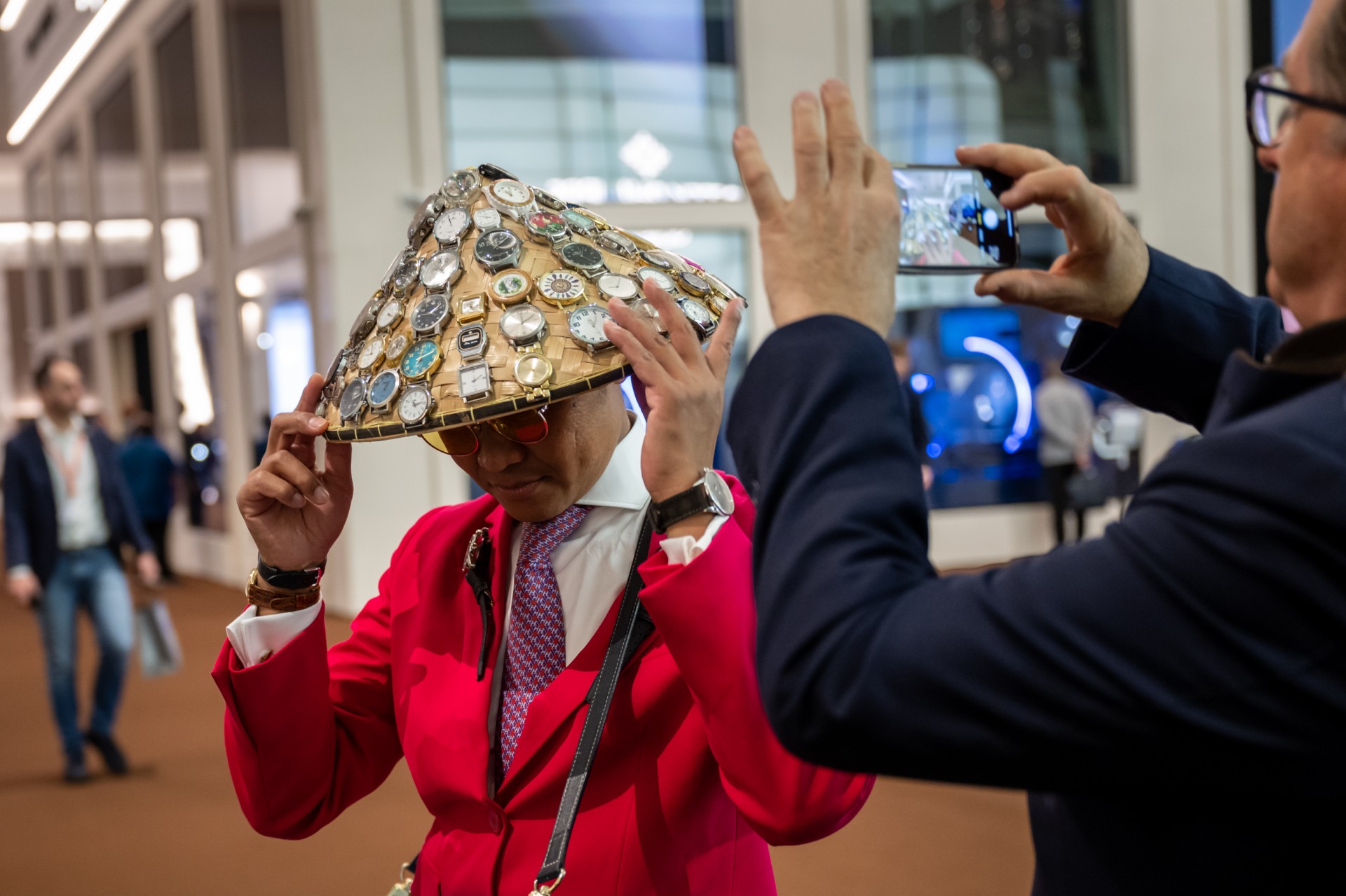 Le blogueur allemand Mr. Watches pose pour une photo lors du salon de l'horlogerie de luxe 'Watches and Wonders Geneva' à Genève, le 27 mars 2023. (Photo par Fabrice Coffrini / AFP)