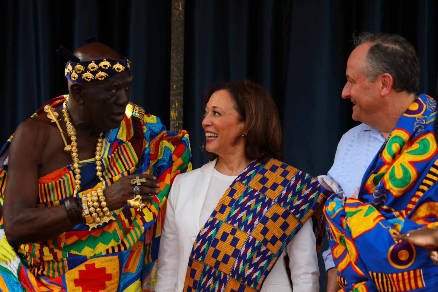 La vice-présidente américaine Kamala Harris (au centre) et le second gentleman Douglas Emhoff (à droite) reçoivent des tissus Kente du chef Osabarima Kwesi Atta II (à gauche) au palais Emintsimadze à Cape Coast, au Ghana, le 28 mars 2023. (Photo Nipah Dennis / AFP)