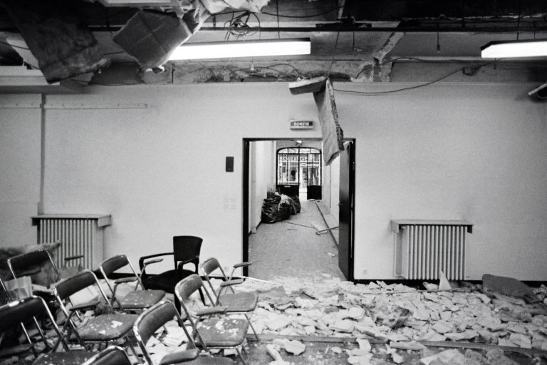 Cette photo d'archive prise le 4 octobre 1980 montre les dégâts après l'explosion d'une bombe à la synagogue de la rue Copernic à Paris. (Photo Jean-Claude Delmas / AFP)