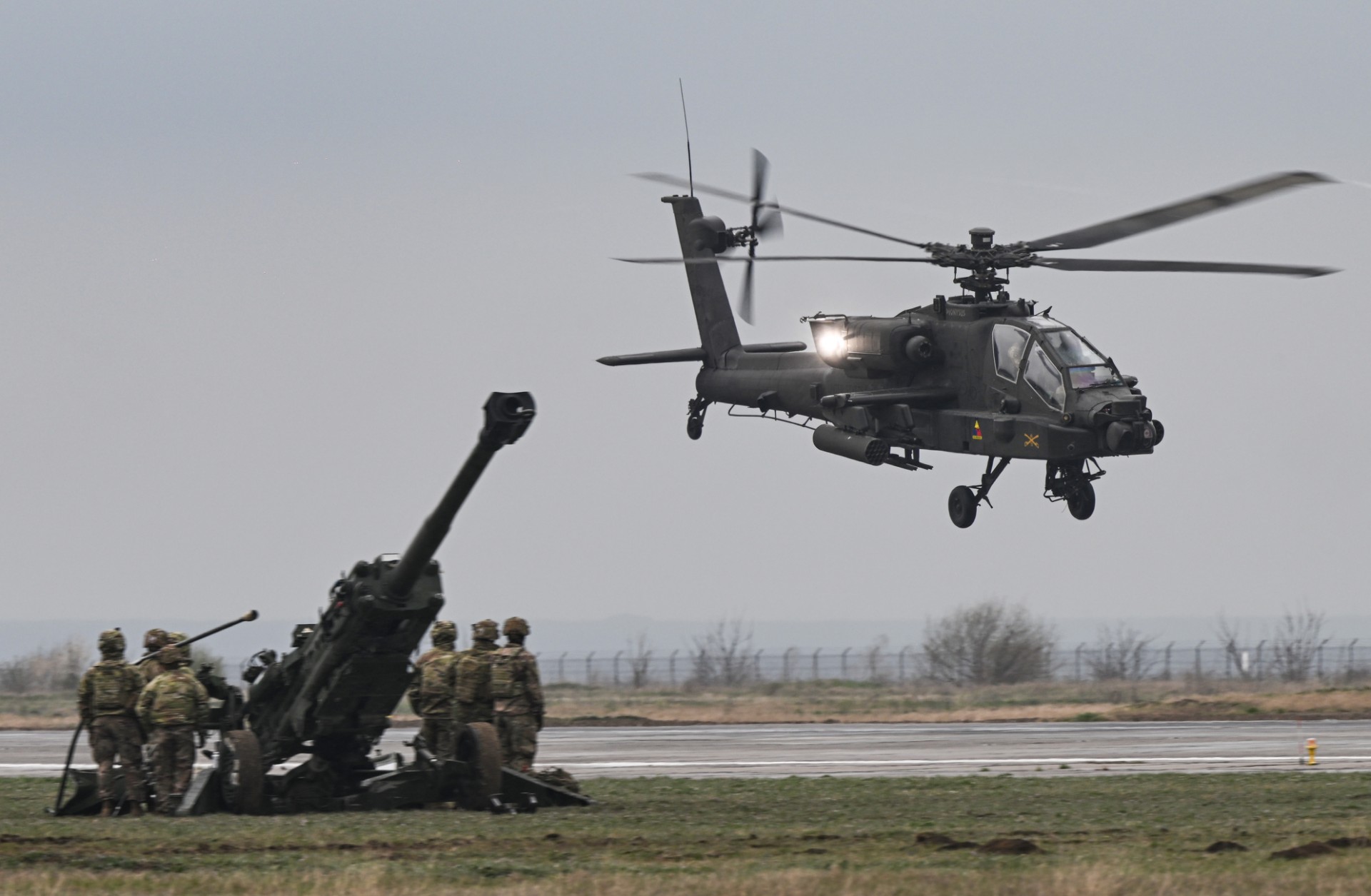 Un hélicoptère Apache décolle lors d'une démonstration dans le cadre de la rotation des troupes américaines de la division 101 Airborne de l'armée américaine sur la base aérienne Mihail Kogalniceanu (RoAF 57th Air Base) près de Constanta, en Roumanie, le 31 mars 2023. (Photo de Daniel MIHAILESCU / AFP)