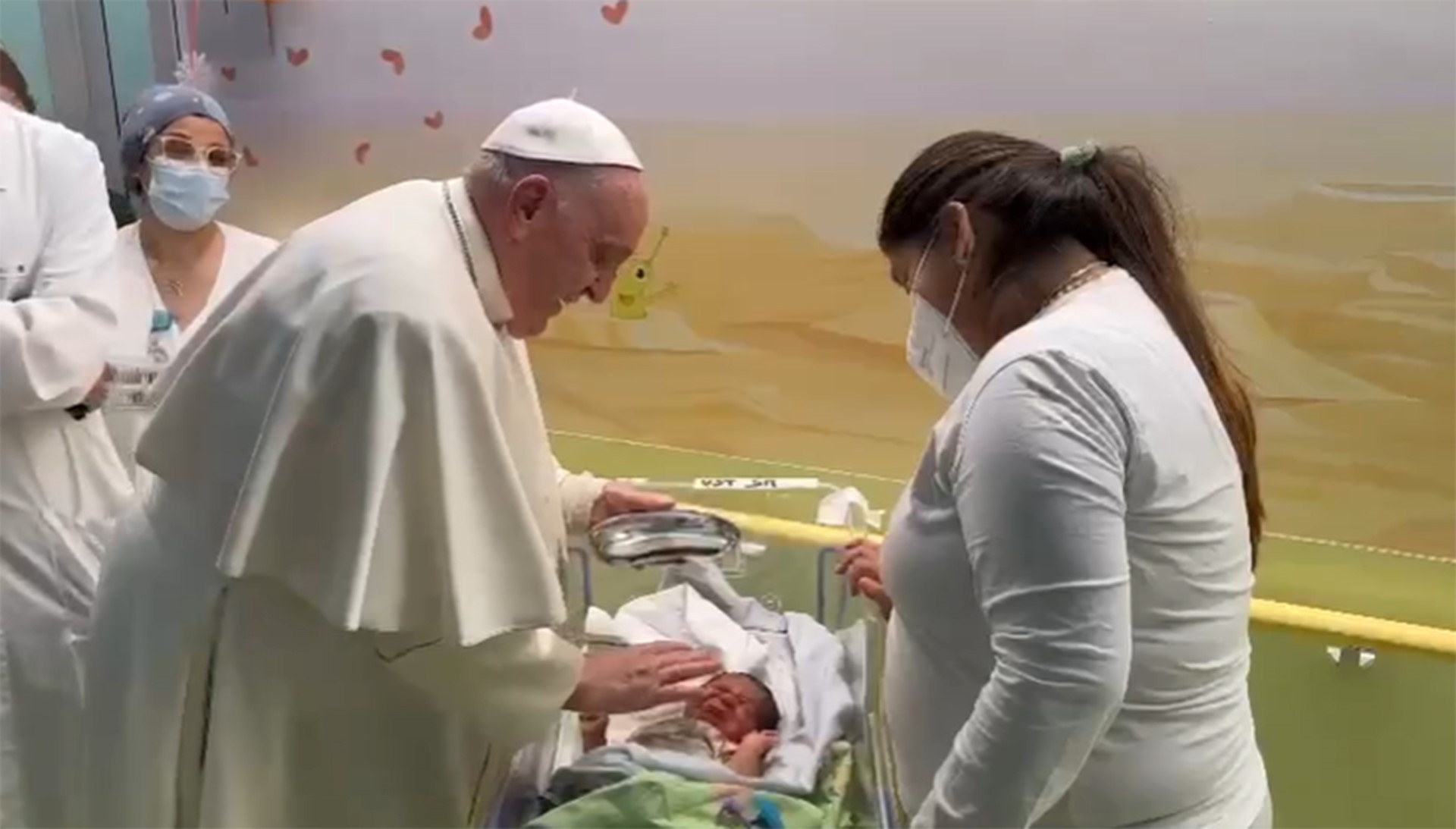 Le pape, sorti d'hôpital, doit présider la messe du dimanche des Rameaux