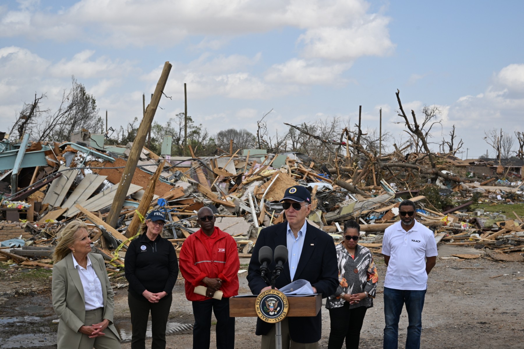 Le président américain Joe Biden s'exprime lors d'une conférence de presse à Rolling Fork, Mississippi, le 31 mars 2023, une semaine après qu'une tornade ait dévasté cet État du sud, tuant au moins 25 personnes. (Photo par Mandel NGAN / AFP)