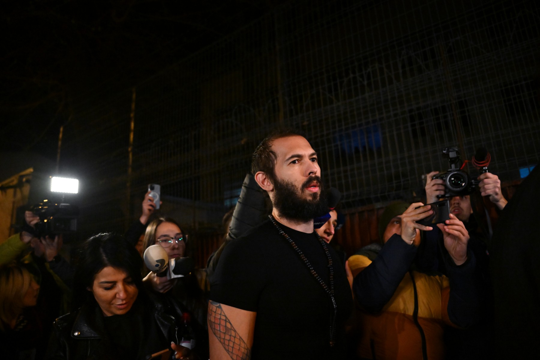 Roumanie: l'influenceur Andrew Tate libéré et assigné à résidence