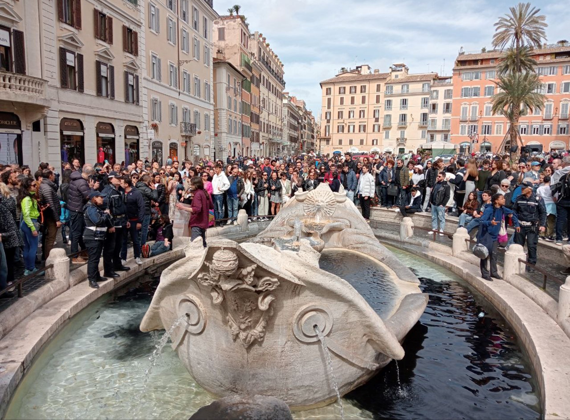 Climat: des militants noircissent l'eau d'une fontaine historique à Rome