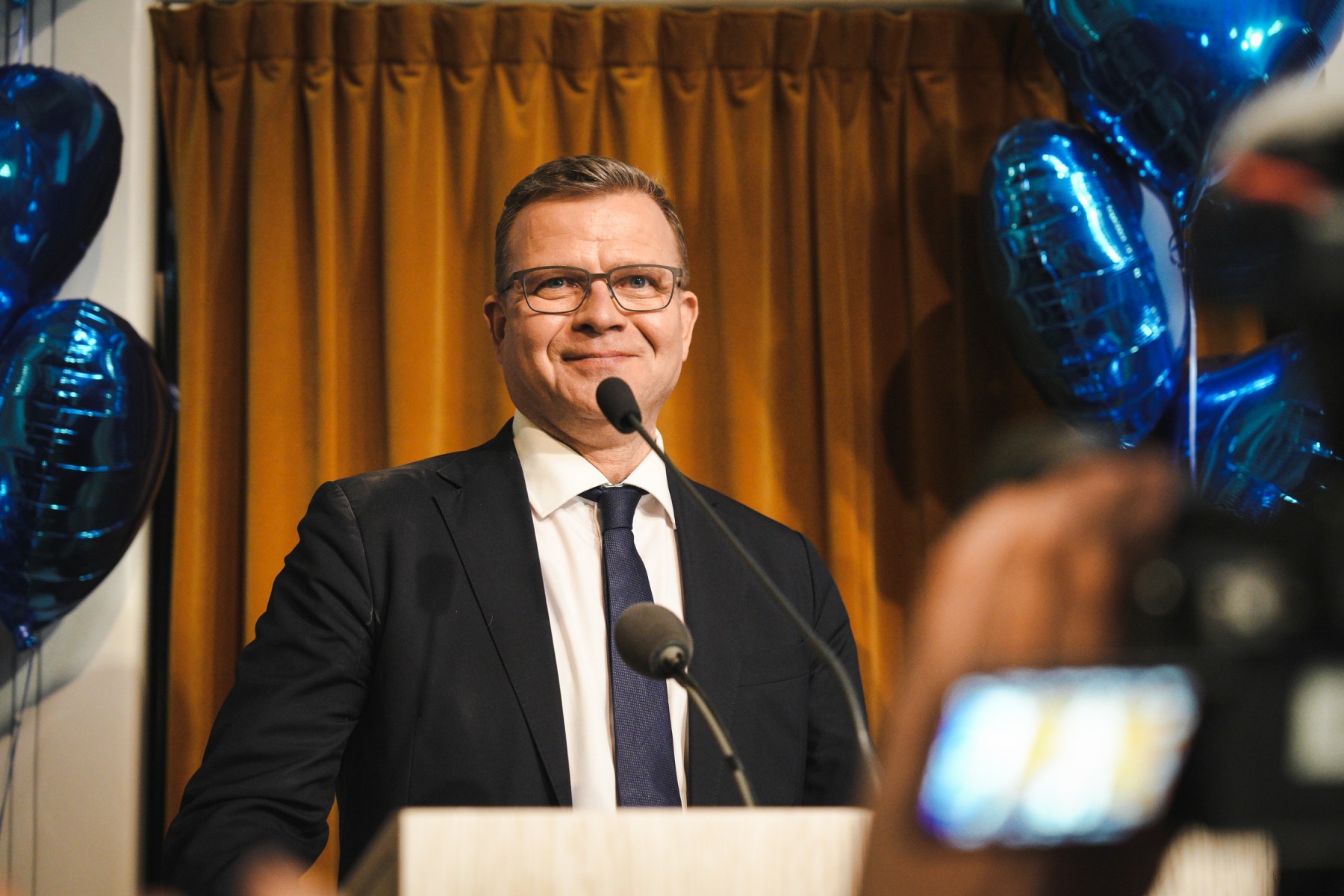 Le président de la Coalition nationale, Petteri Orpo, s'adresse à ses partisans lors de la soirée électorale du parti, suite aux élections législatives finlandaises, le 2 avril 2023, à Helsinki. (Photo Alessandro RAMPAZZO / AFP)