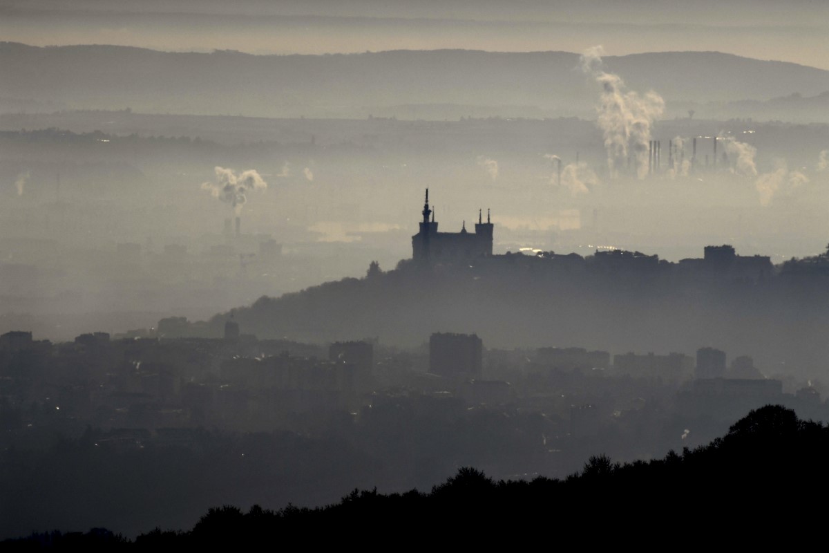 Sur cette photo d'archives prise le 8 décembre 2016, la basilique Notre-Dame de Fourvière est vue (au centre) à Lyon à travers un brouillard de pollution. (Photo Philippe DESMAZES / AFP)