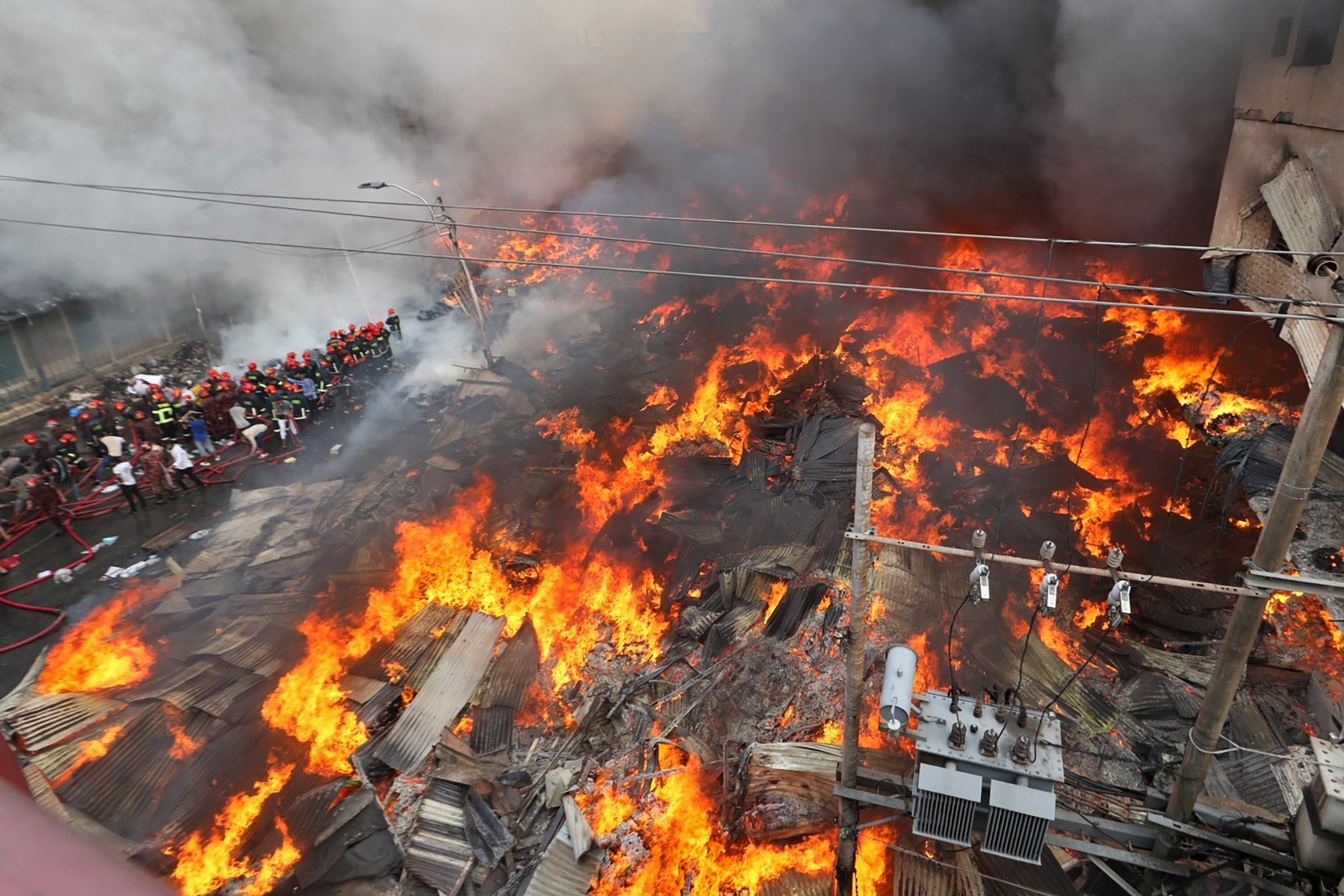 Bangladesh: un gigantesque incendie dévaste un marché aux vêtements de Dacca