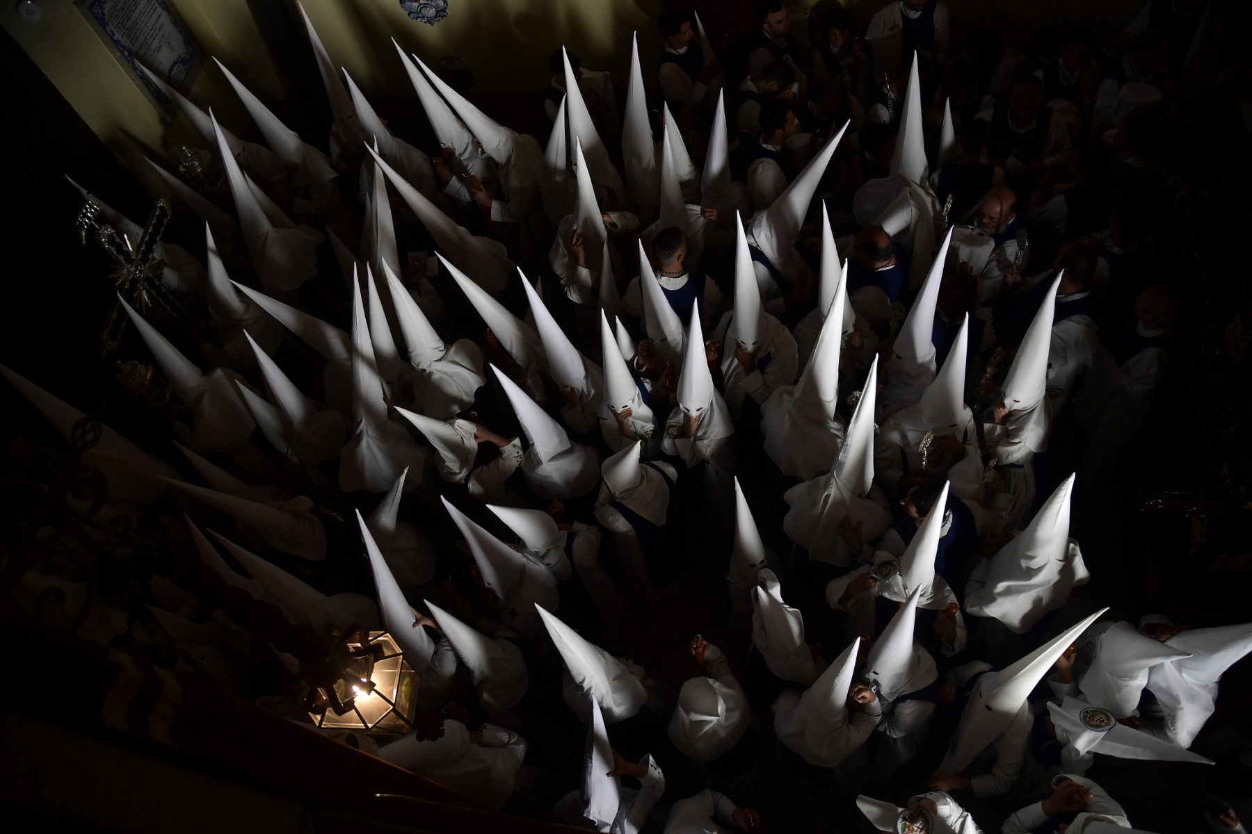 Les pénitents de "Hermandad de los Negritos" participent à la procession du jeudi saint à Séville le 6 avril 2023. Pendant des siècles, des esclaves et des affranchis africains ont rejoint les défilés de Pâques à Séville, portant des statues du Christ et de la Vierge sur leurs épaules dans une histoire fièrement affiché par la Confrérie Negritos. (Photo de Cristina Quicler / AFP)
