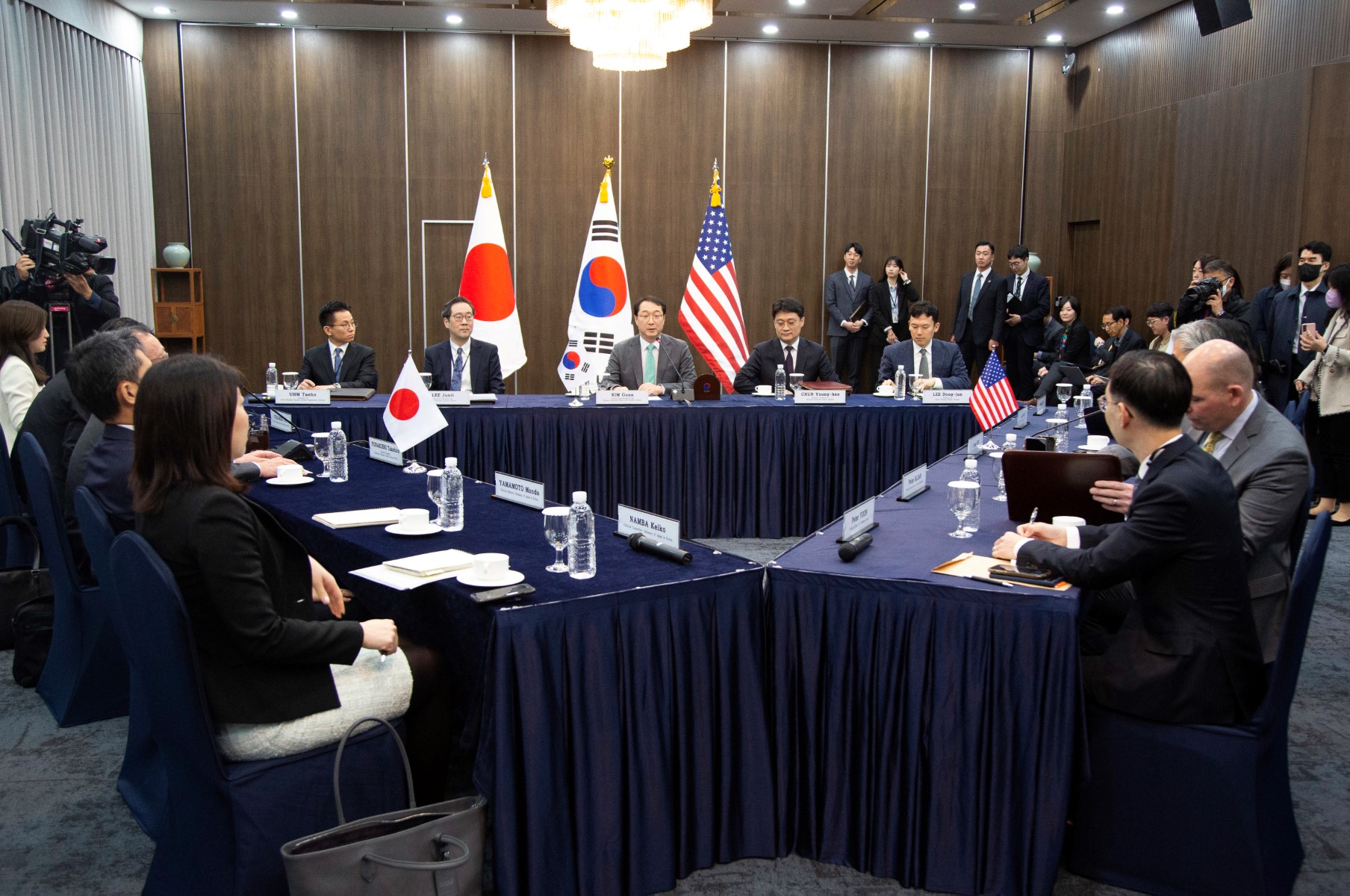 Le représentant spécial de la Corée du Sud pour les affaires de paix et de sécurité de la péninsule coréenne, Kim Gunn (au centre), s'exprime lors d'une réunion avec le directeur général du ministère japonais des Affaires étrangères pour les affaires asiatiques et océaniennes, Funakoshi Takehiro, et le représentant spécial américain pour la Corée du Nord, Sung Kim, au ministère des Affaires étrangères à Séoul. le 7 avril 2023. (Photo de Jeon Heon-Kyun / Pool / AFP)