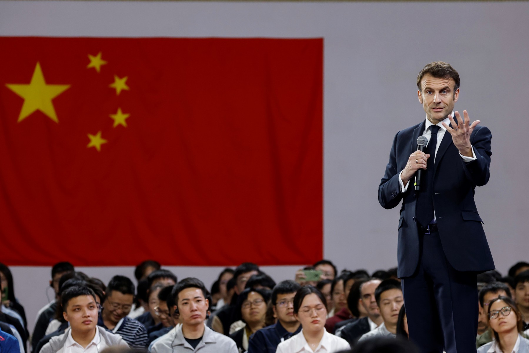 Macron aux étudiants chinois: oui à l'esprit critique, non à la guerre de Poutine
