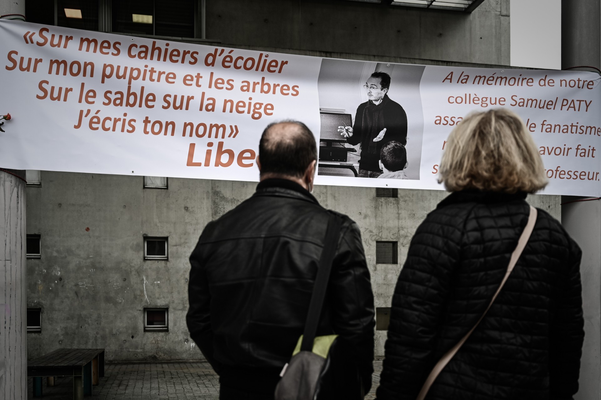 Sur cette photo prise le 2 octobre 2020, des professeurs de lycée français vêtus de noir regardent une banderole qu'ils ont déployée en hommage au professeur d'histoire Samuel Paty au lycée François-Magendie à Bordeaux. (Photo Philippe LOPEZ / AFP)