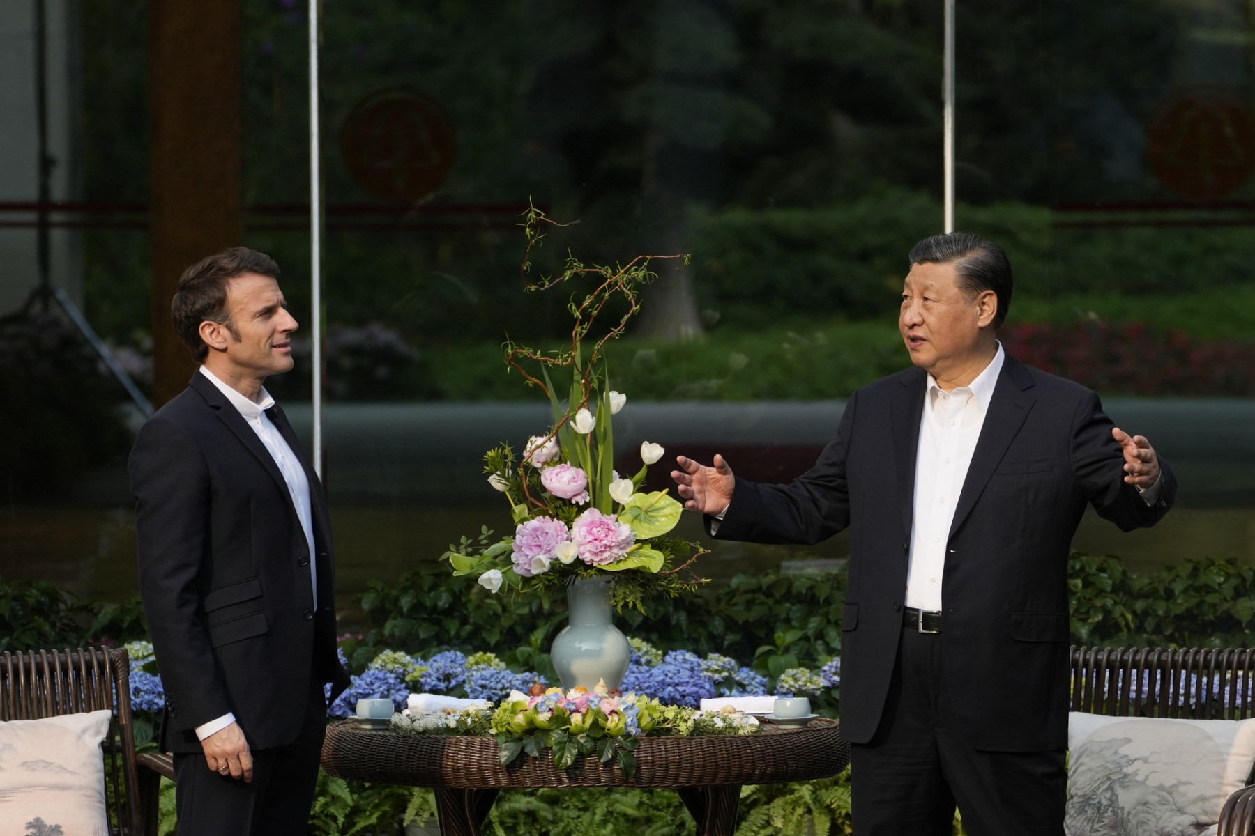 Le président chinois Xi Jinping (à droite) et le président français Emmanuel Macron assistent à une cérémonie du thé à la résidence du gouverneur de la province de Guandong à Guangzhou le 7 avril 2023. (Photo de Thibault Camus / POOL / AFP