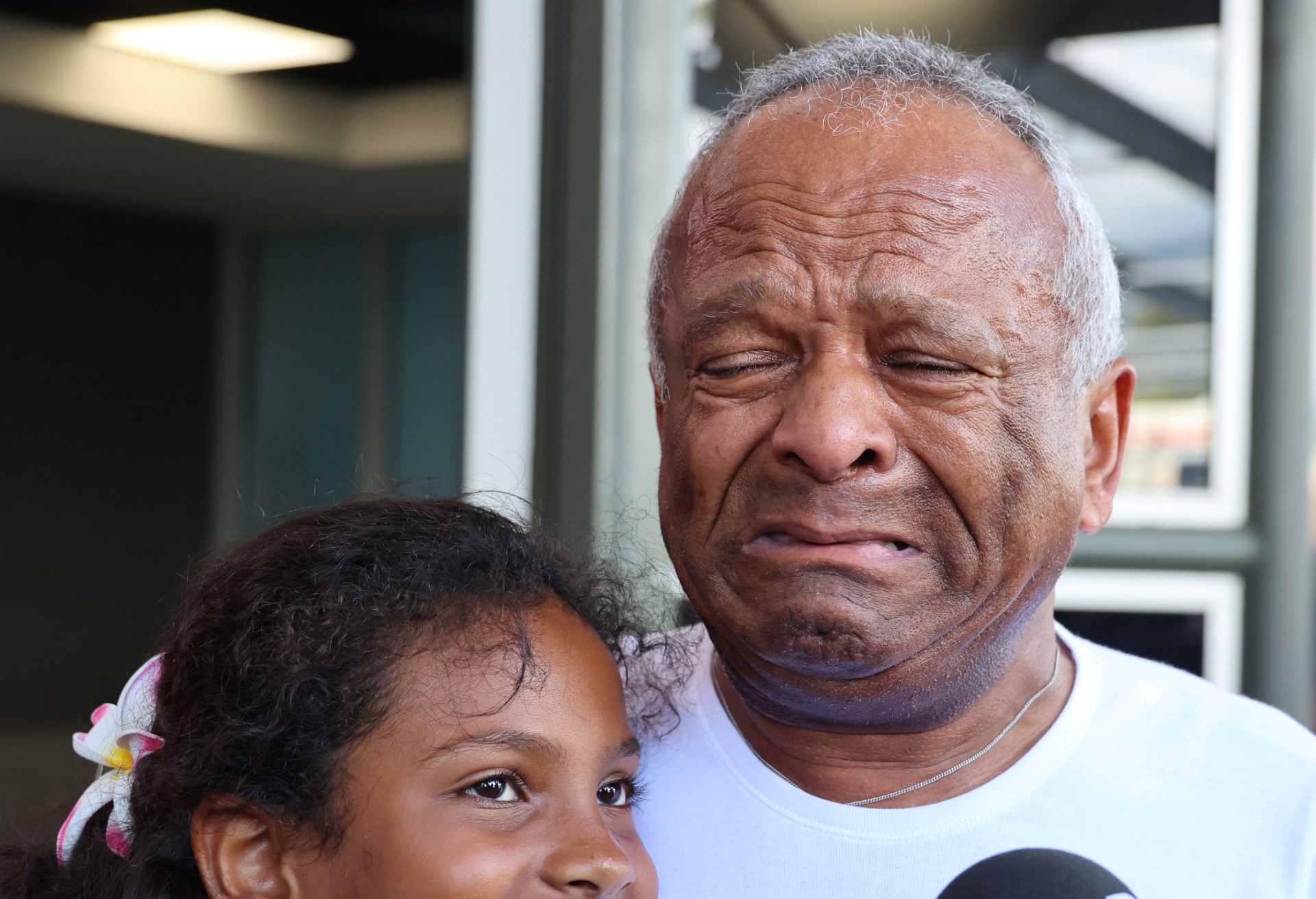 L'une des 47 personnes ayant vécu dans la Creuse et nées sur l'île de la Réunion est accueillie par les habitants à son arrivée sur le sol de sa terre natale, à Saint-Denis-de-la-Réunion, le 7 avril 2023. (Photo Stephan / IMAZPRESS / AFP)