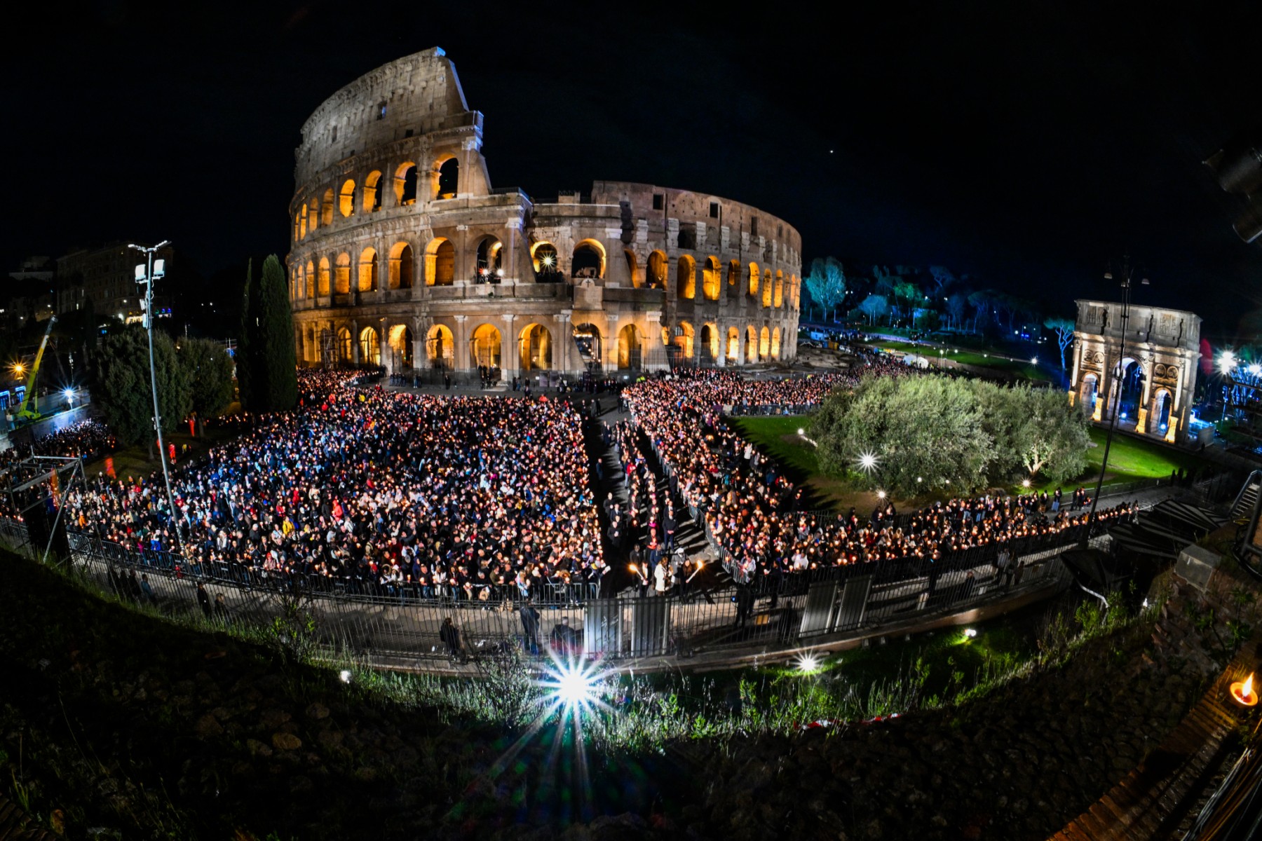 Une vue générale montre des personnes rassemblées près du monument du Colisée à Rome pendant le service de prière du Chemin de Croix (Via Crucis) à Rome le 7 avril 2023 dans le cadre des célébrations de la Semaine Sainte. (Photo Andreas Solaro / AFP)