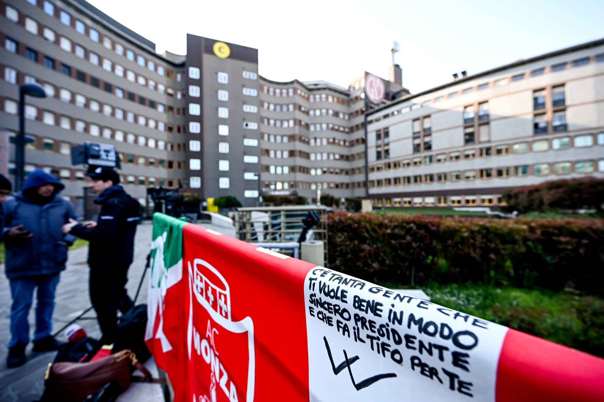 L'état de Berlusconi, hospitalisé depuis le 5 avril, s'améliore lentement