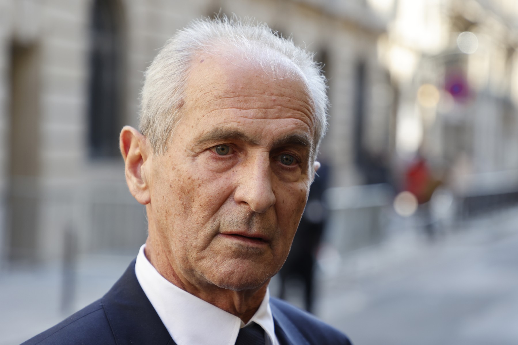 Sur cette photo prise le 7 mars 2022, le maire de Toulon, Hubert Falco, sort d’une réunion avec le président français sortant à son quartier général de campagne à Paris. Hubert Falco et Marc Giraud sont jugés pour détournement de fonds publics à Paris, le 11 avril 2023. (Photo Ludovic MARIN / AFP)