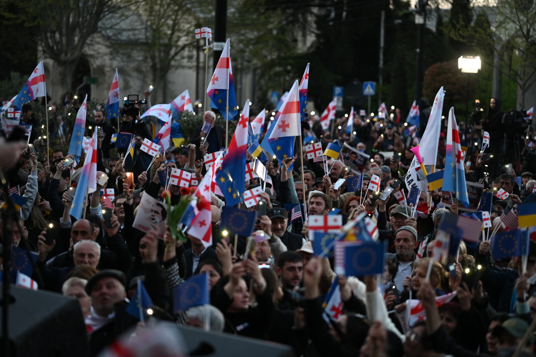 Géorgie: Des milliers de personnes rassemblées à Tbilissi contre le gouvernement