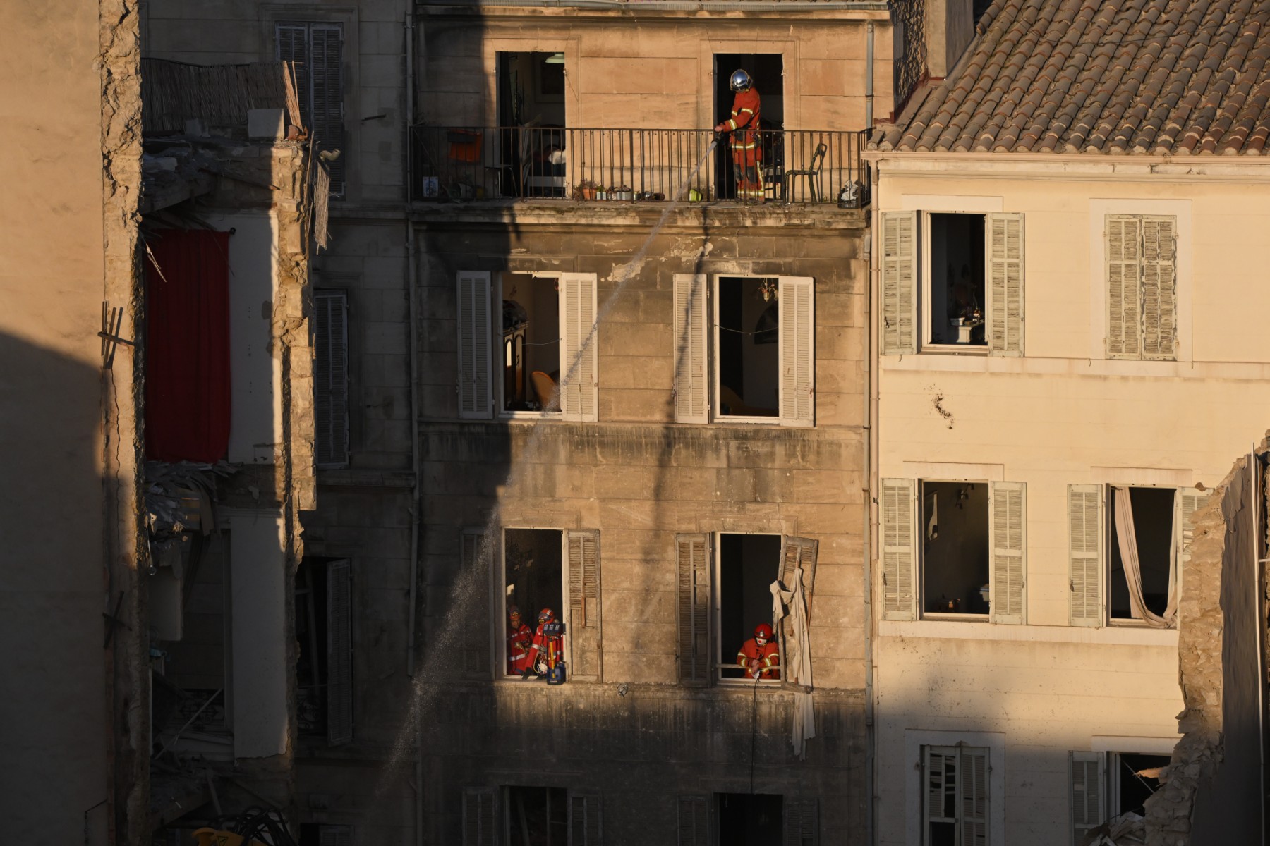 A Marseille, les huit habitants de l'immeuble effondré extraits des décombres et identifiés