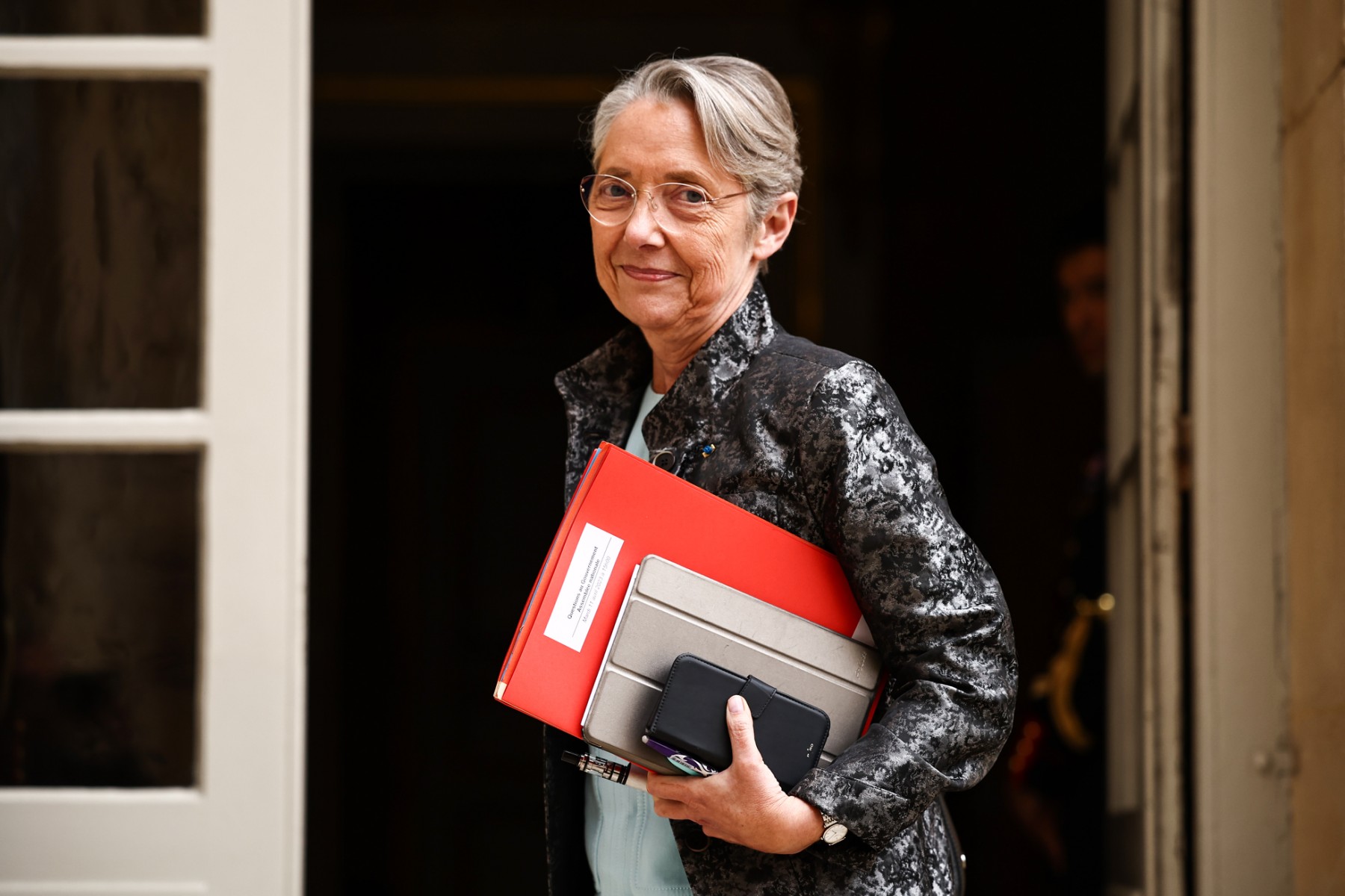 La Première ministre française Elisabeth Borne arrive à une réunion avec le président du groupe parlementaire du Rassemblement national (RN) à l'Hôtel de Matignon à Paris, le 11 avril 2023. (Photo Anne-Christine POUJOULAT / AFP)