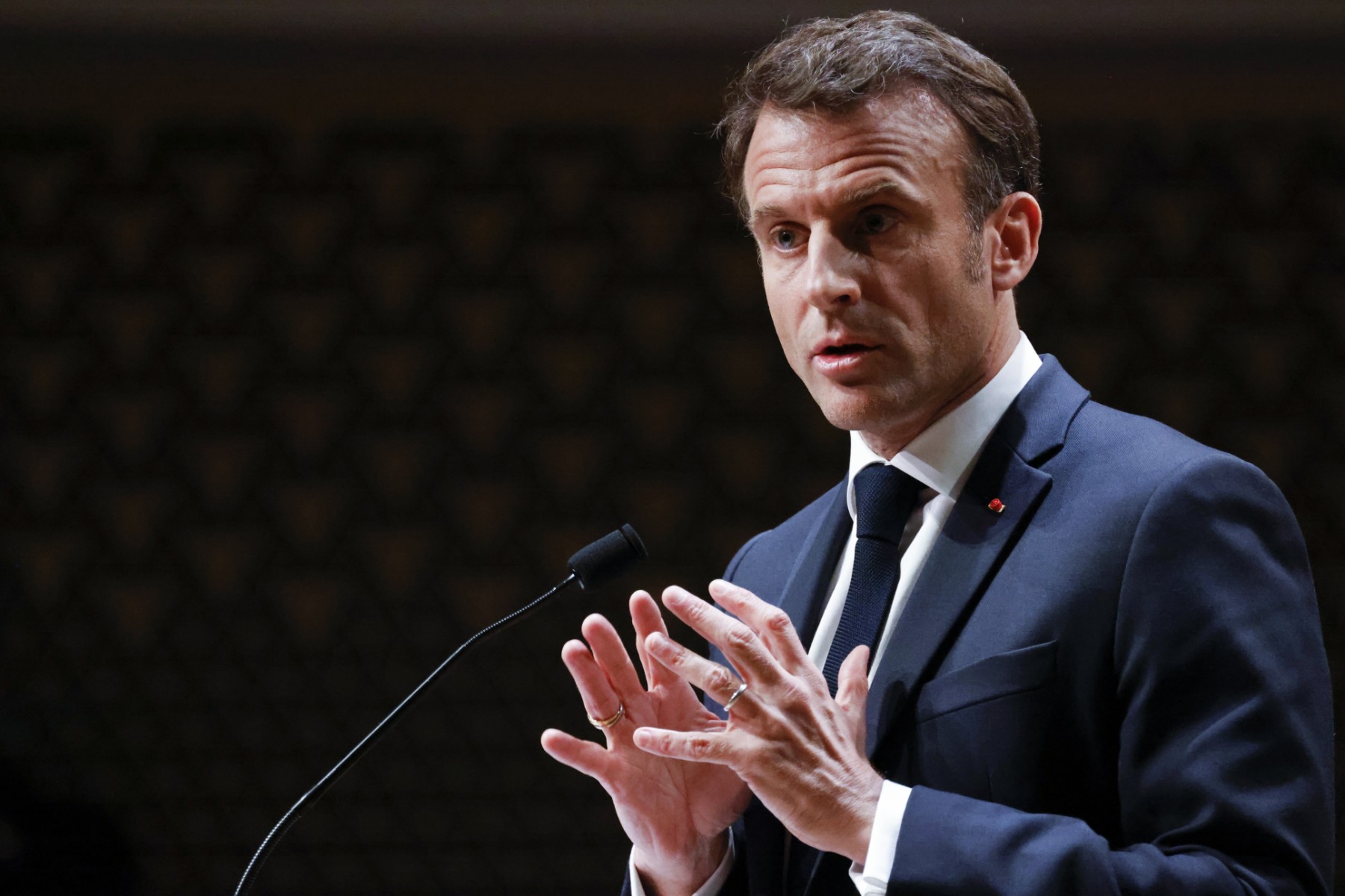 Macron interrompu par des manifestants au début d'un discours à La Haye