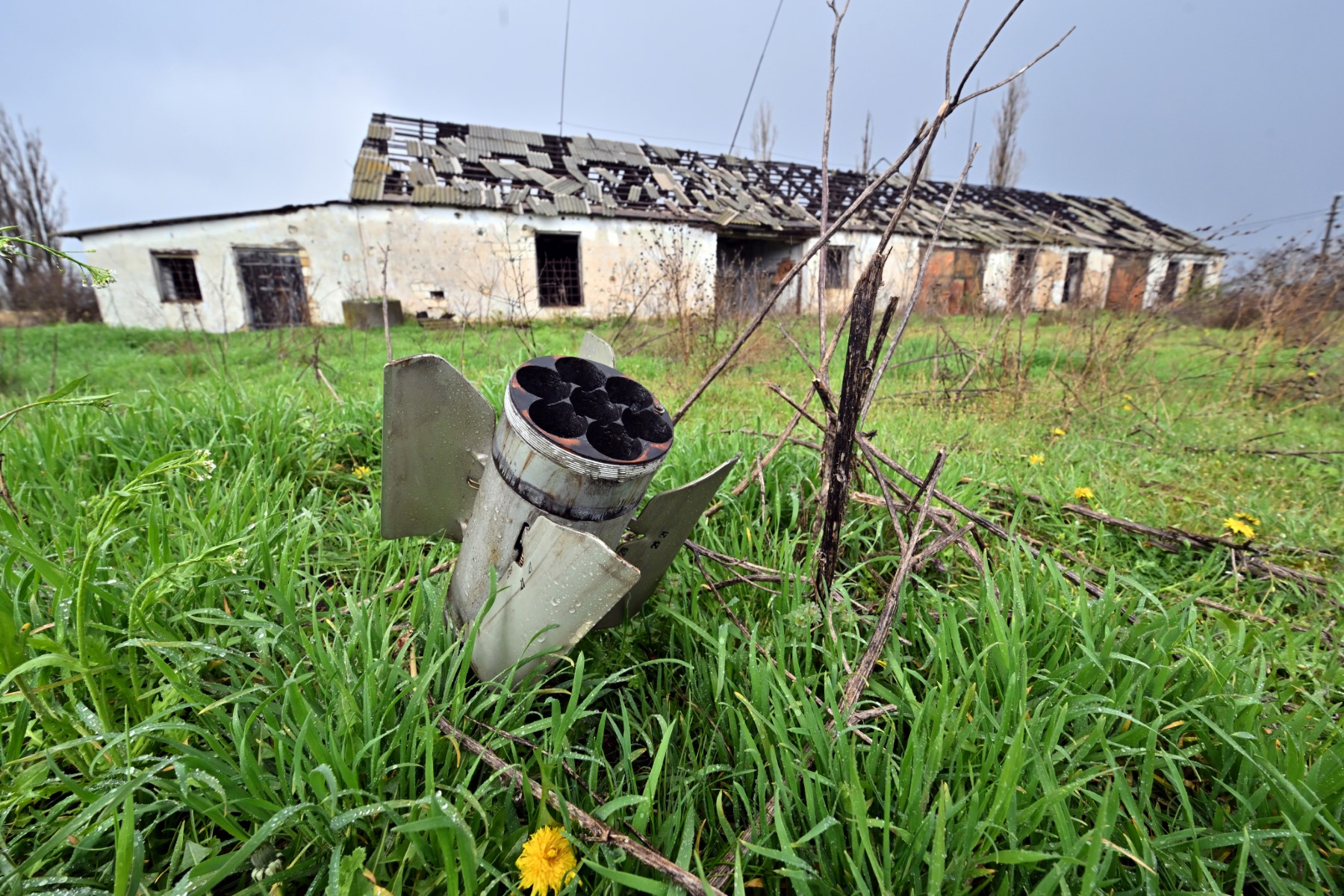 Cette photographie prise le 9 avril 2023 montre un missile sur le hangar d'un agriculteur dans le village ukrainien de Zelenyi Hai, dans la région de Mykolaiv, au cours de l'invasion russe de l'Ukraine. (Photo de Sergei SUPINSKY / AFP)