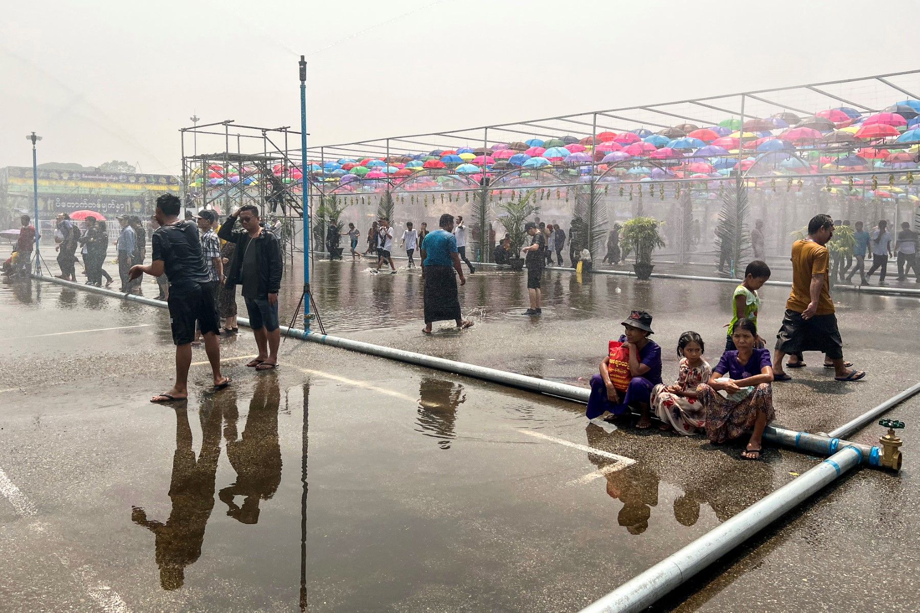 Des personnes célèbrent le festival de l'eau du Nouvel An du Myanmar, connu localement sous le nom de Thingyan, à Yangon, le 13 avril 2023. (Photo par AFP)