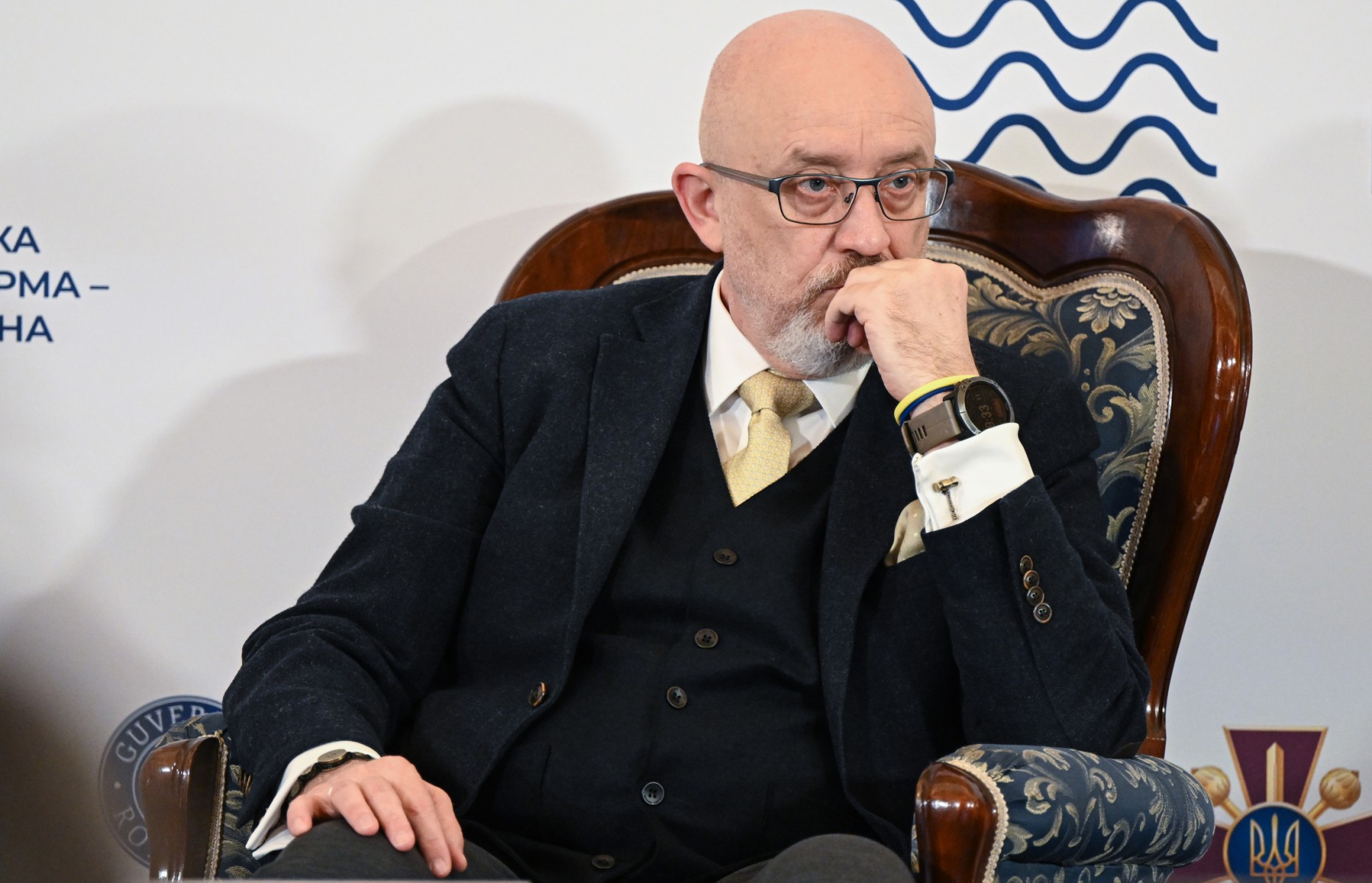 Le ministre ukrainien de la Défense, Oleksii Reznikov, écoute le ministre ukrainien des Affaires étrangères, Dmytro Kuleba, s'adresser à la Conférence sur la sécurité de la mer Noire sous les auspices de la Plateforme internationale de Crimée par liaison vidéo à Bucarest, en Roumanie, le 13 avril 2023. (Photo par Daniel MIHAILESCU / AFP)