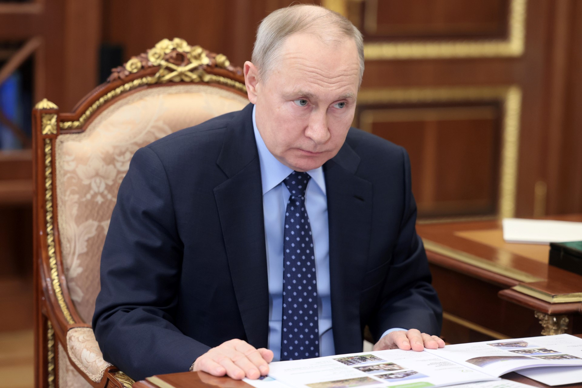 Le président russe Vladimir Poutine participe à une réunion avec le PDG de la Fondation DOM.RF à Moscou le 13 avril 2023. (Photo Mikhail Klimentyev / Sputnik / AFP)