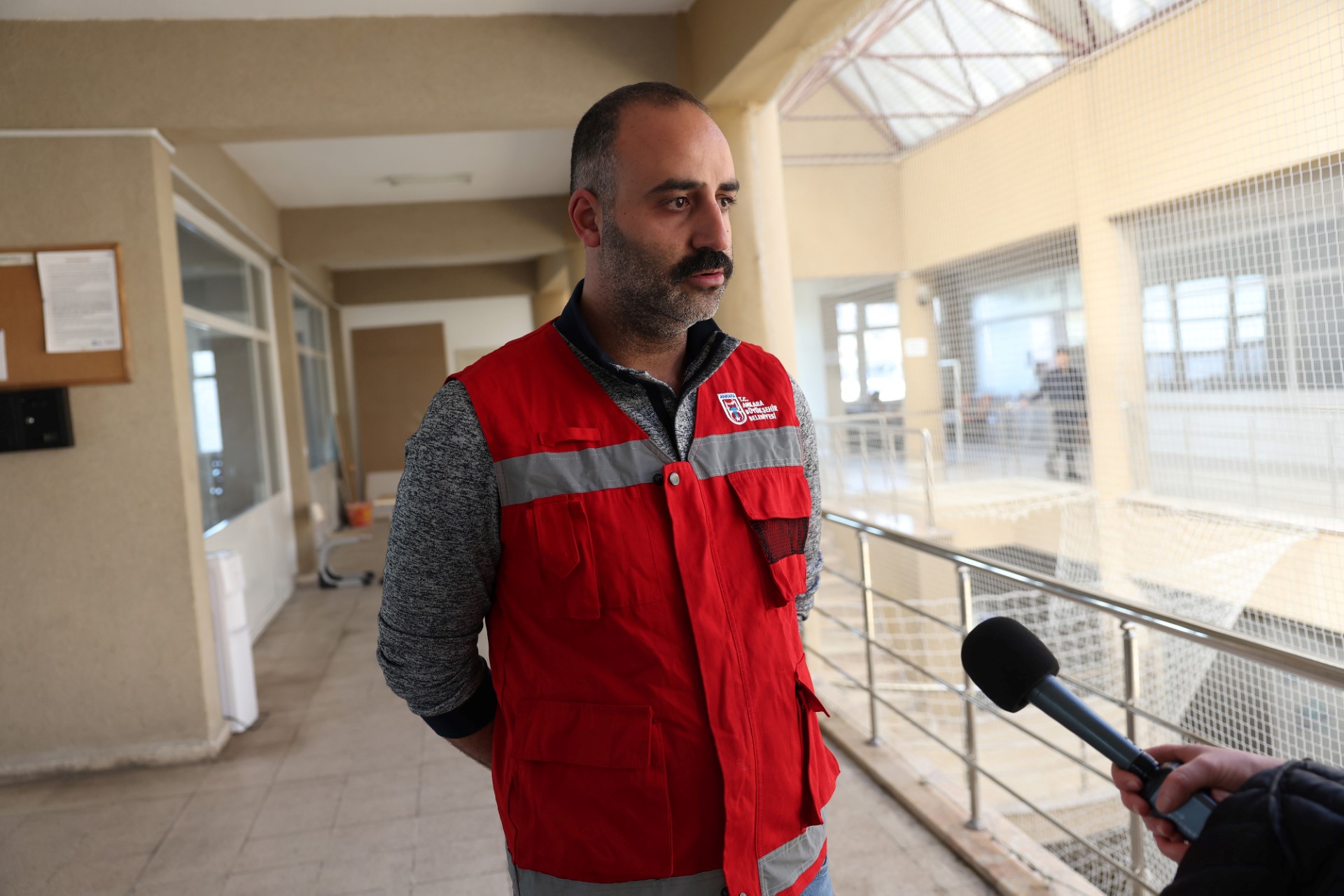 Erhan Demirbas, directeur du centre d'hébergement de la municipalité d'Ankara, explique que de nombreuses personnes déplacées suite au tremblement de terre qui a dévasté le 6 février 2023 dix provinces du sud-est de la Turquie, n'ont pas pu s'inscrire sur les listes électorales. (Photo par Adem ALTAN / AFP)