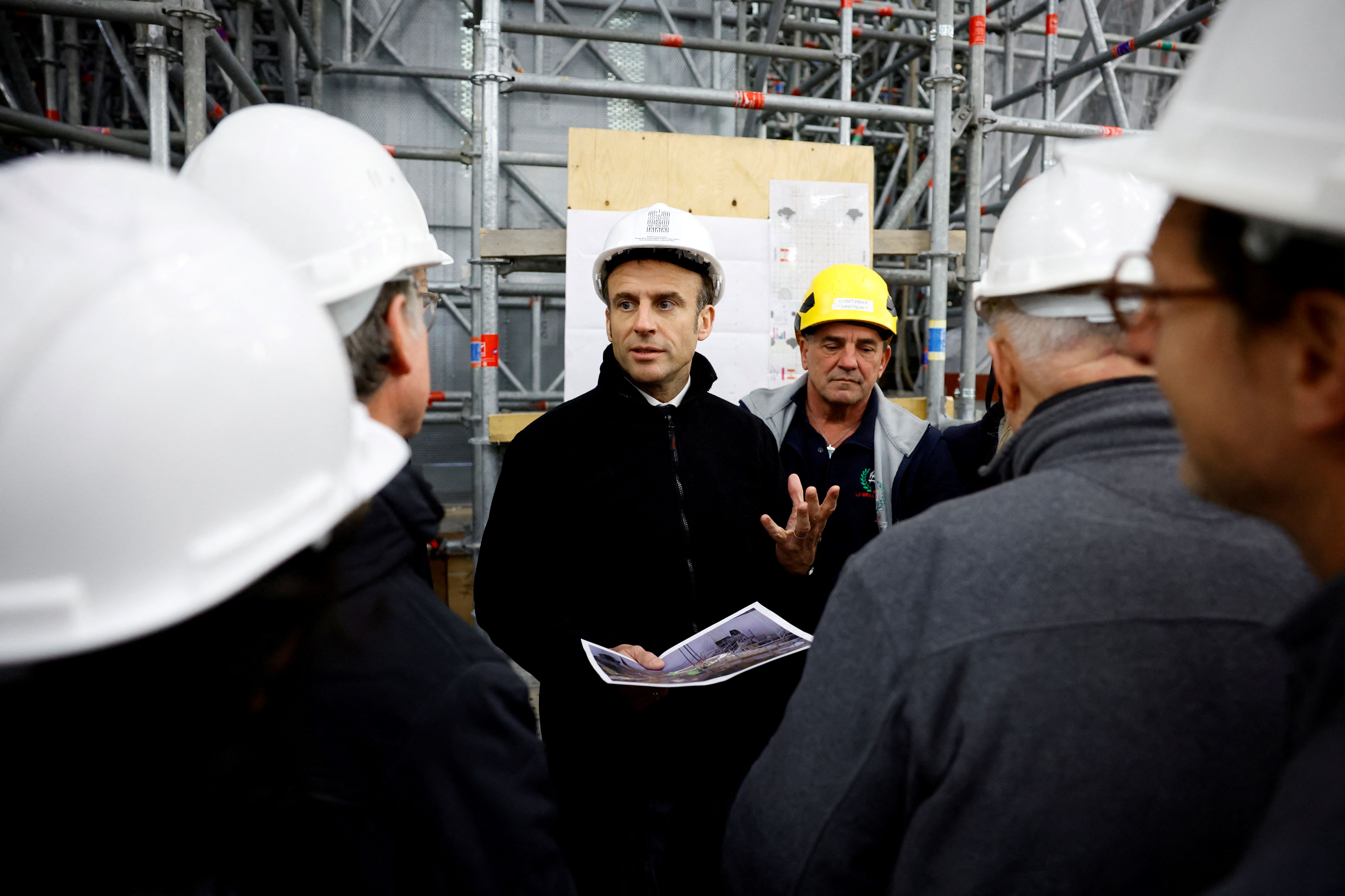 «Tenir le cap, c'est ma devise», Macron visite le chantier de Notre-Dame