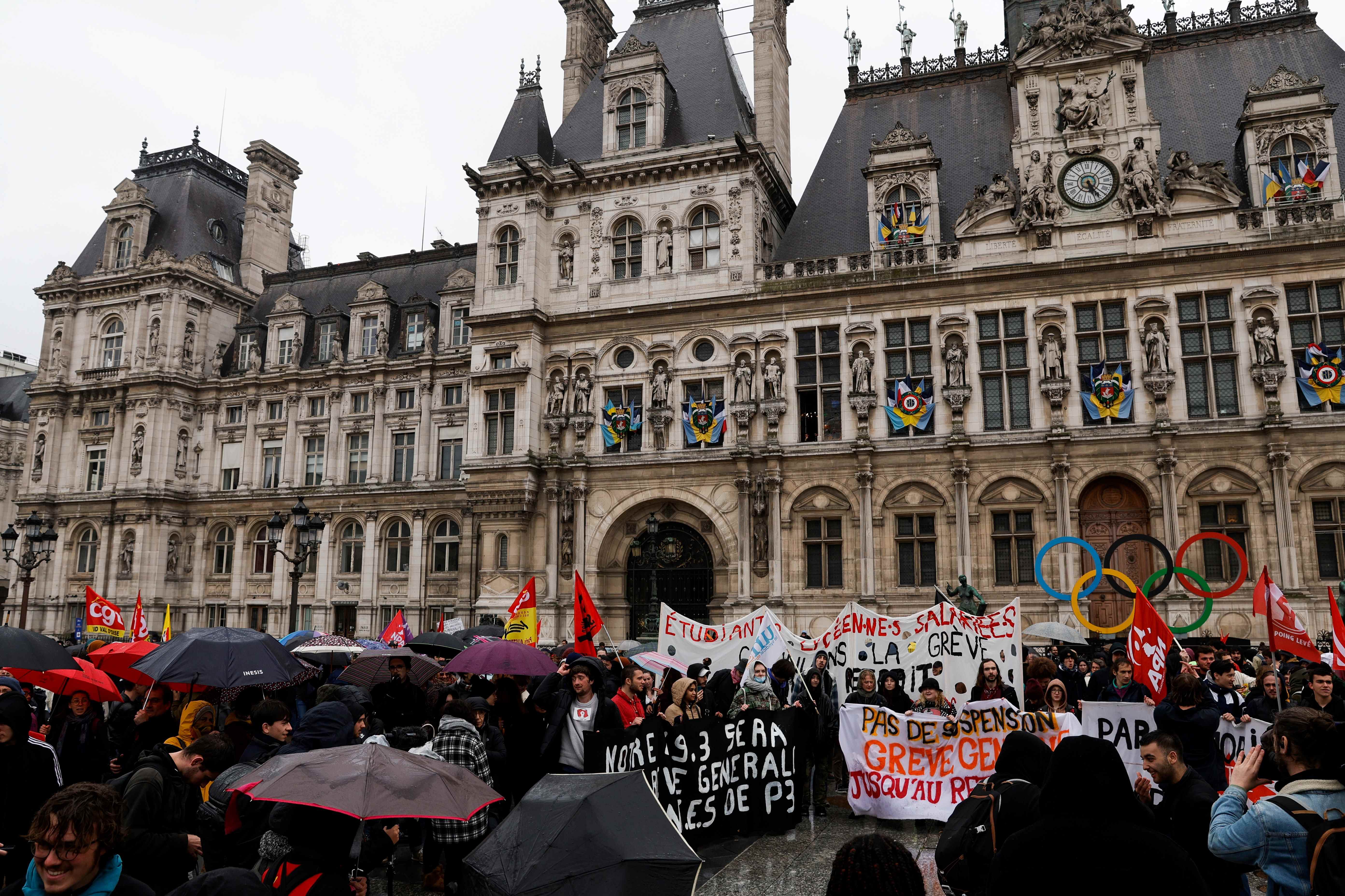 Retraites: Les 64 ans validés par le Conseil constitutionnel, déconfiture et colère dans les rues