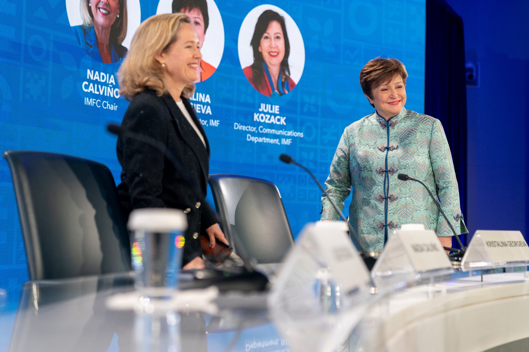 La présidente du Comité international des finances monétaires (CMFI), Nadia Calvino (à gauche), et la directrice générale du Fonds monétaire international (FMI), Kristalina Georgieva, arrivent pour un point de presse lors des réunions annuelles de printemps au siège du Fonds monétaire international (FMI) à Washington, DC, en avril. 14, 2023. (Photo de Stefani Reynolds / AFP)