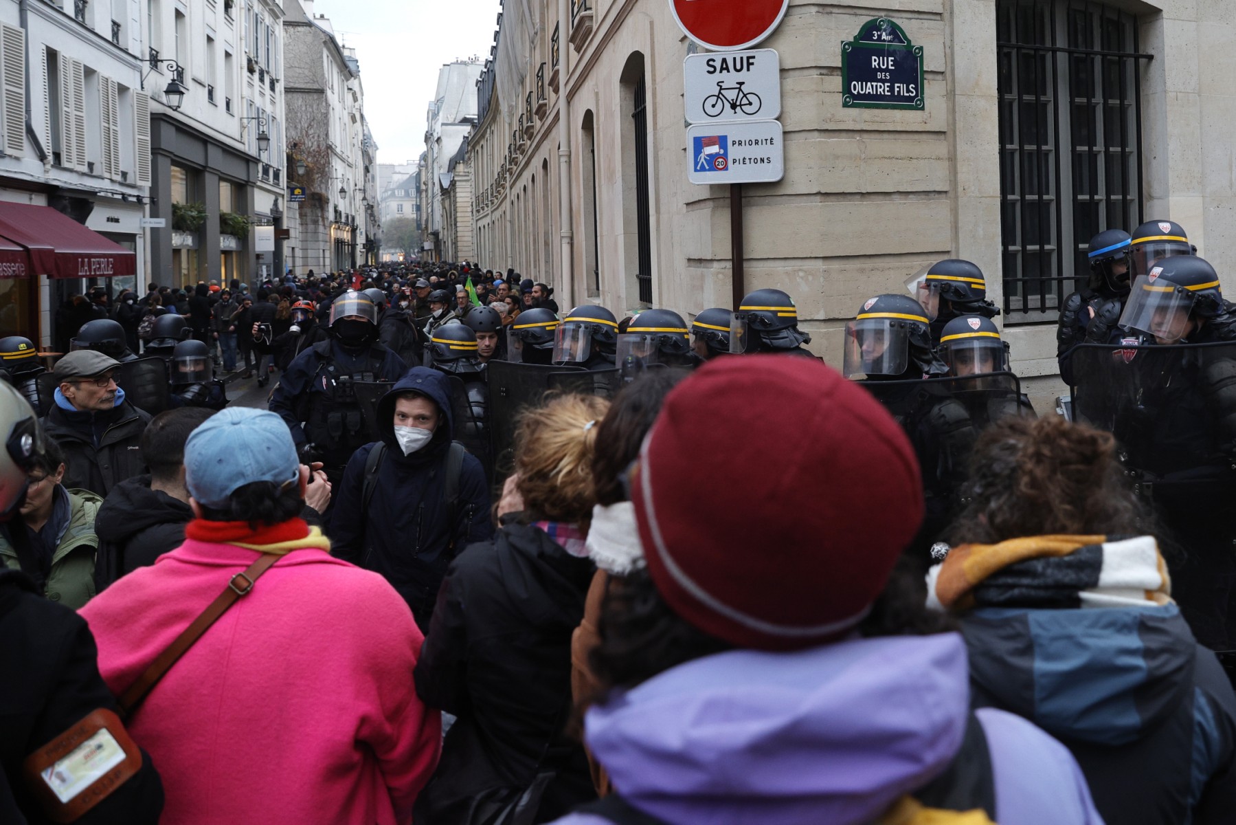 De Paris à Marseille, huées et colère après la décision du Conseil constitutionnel