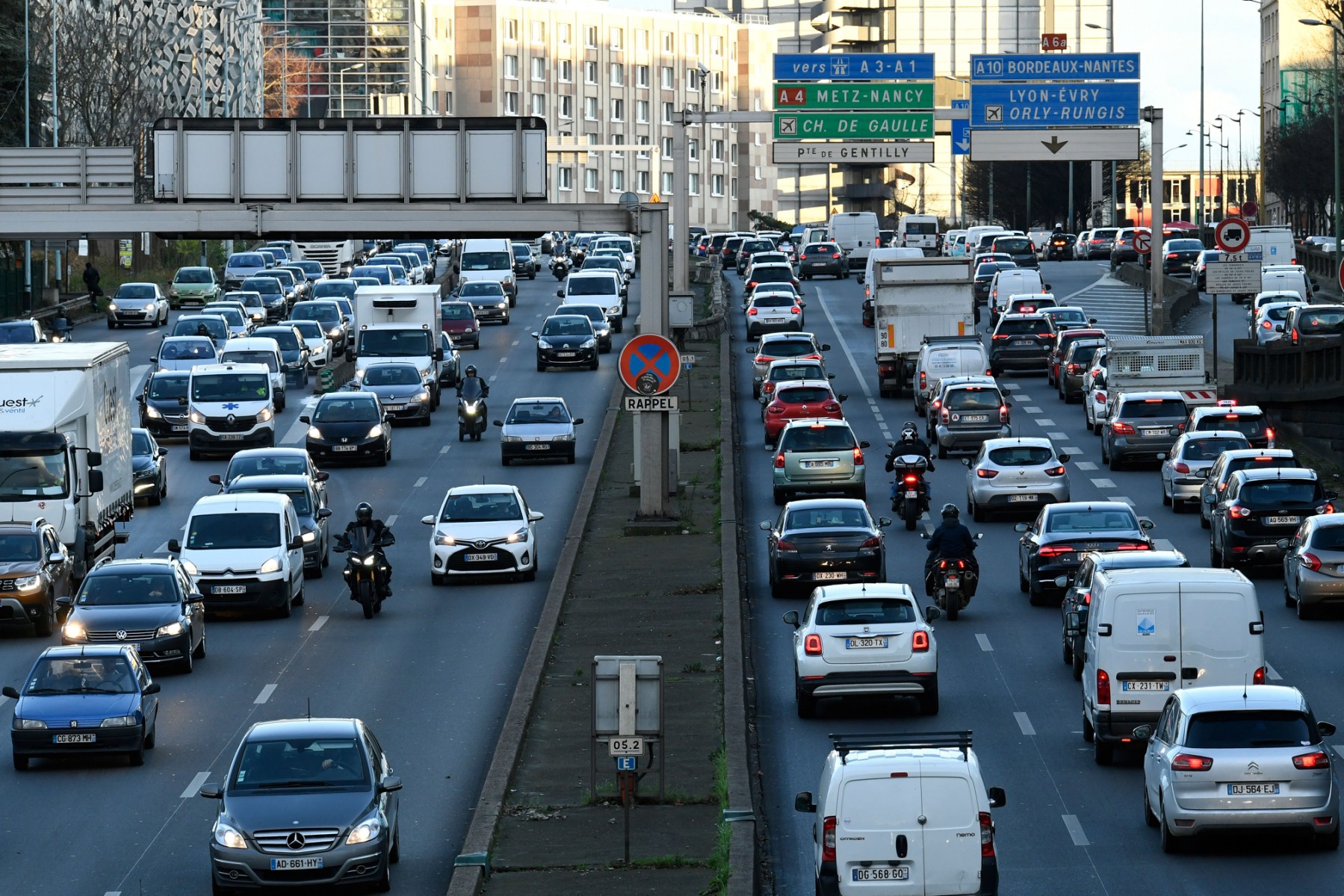 Le périphérique parisien pourrait passer à 50 km/h avec la voie réservée
