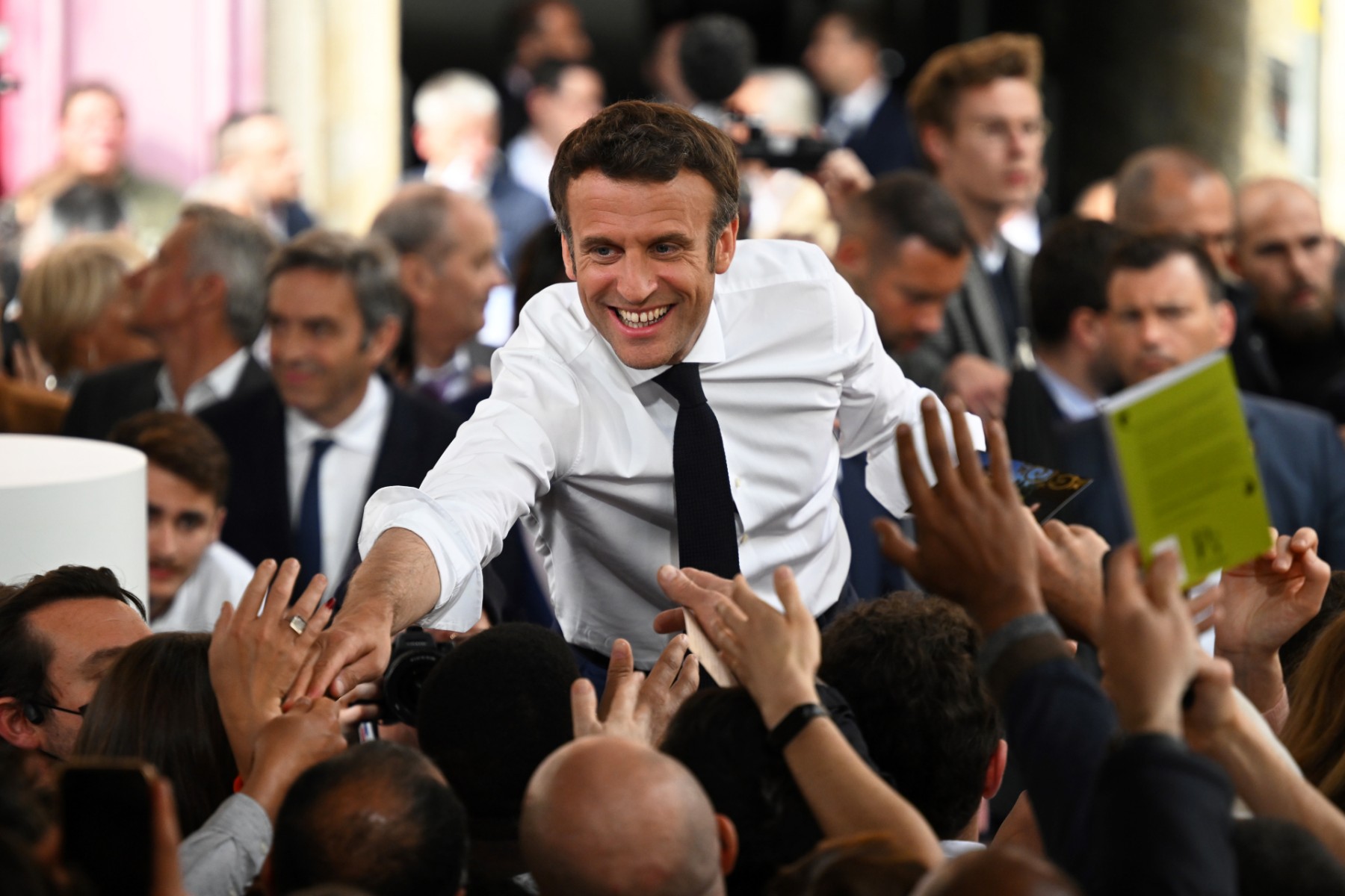 Un an après sa réélection, Emmanuel Macron espère un nouveau départ