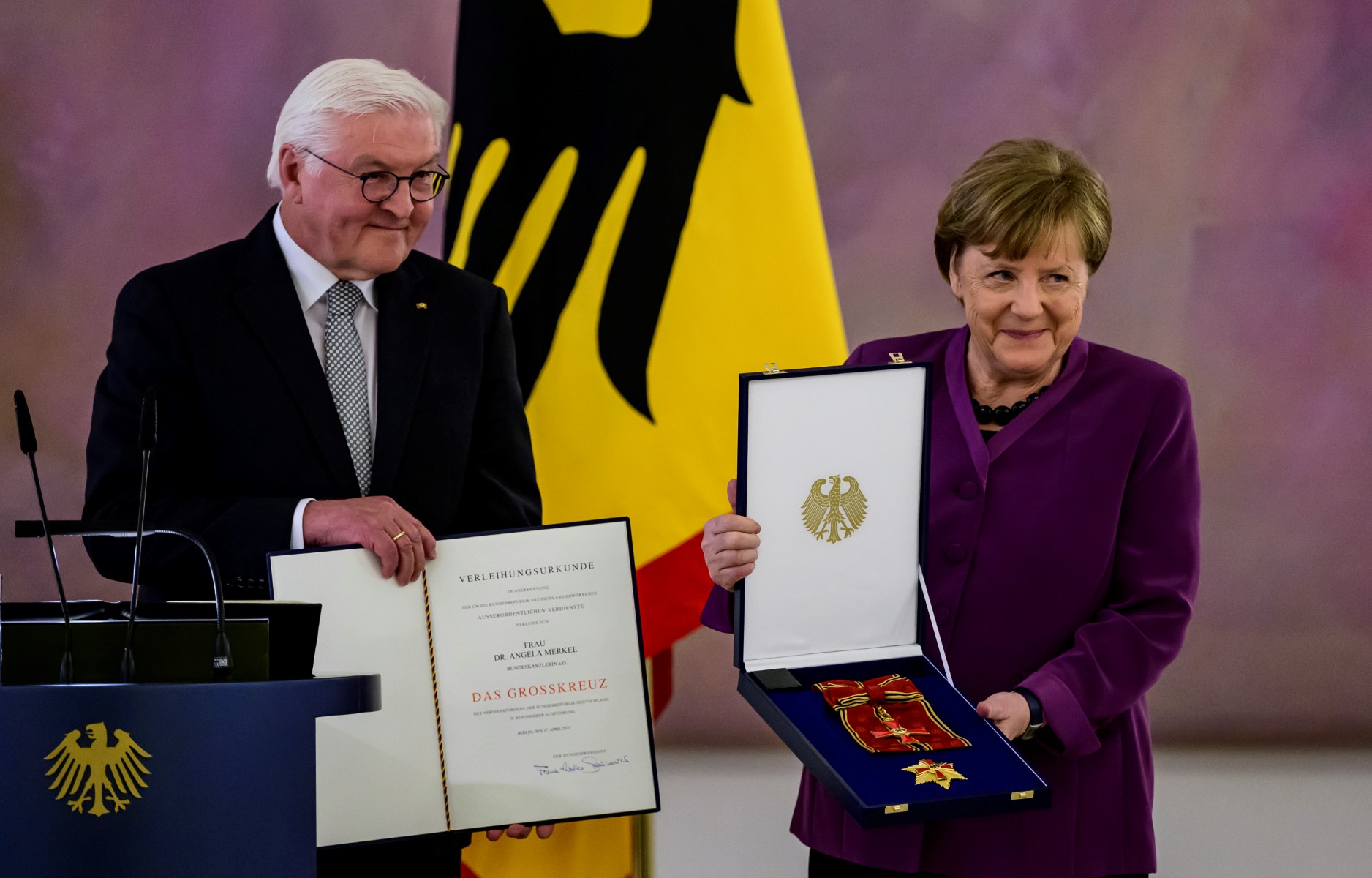 Merkel décorée de la plus haute distinction allemande malgré un bilan critiqué