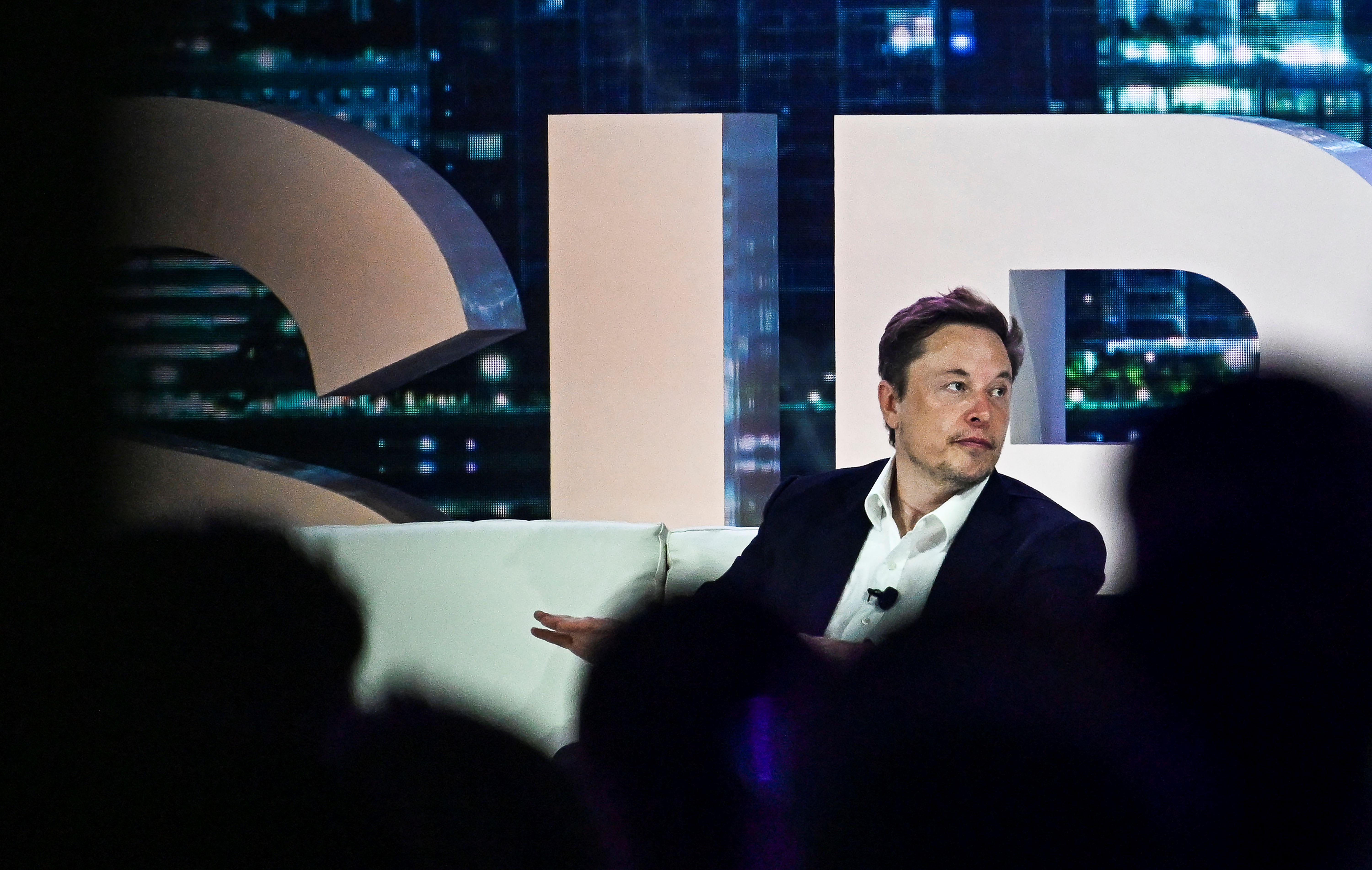 Elon Musk amplifie la désinformation sur son réseau social Twitter