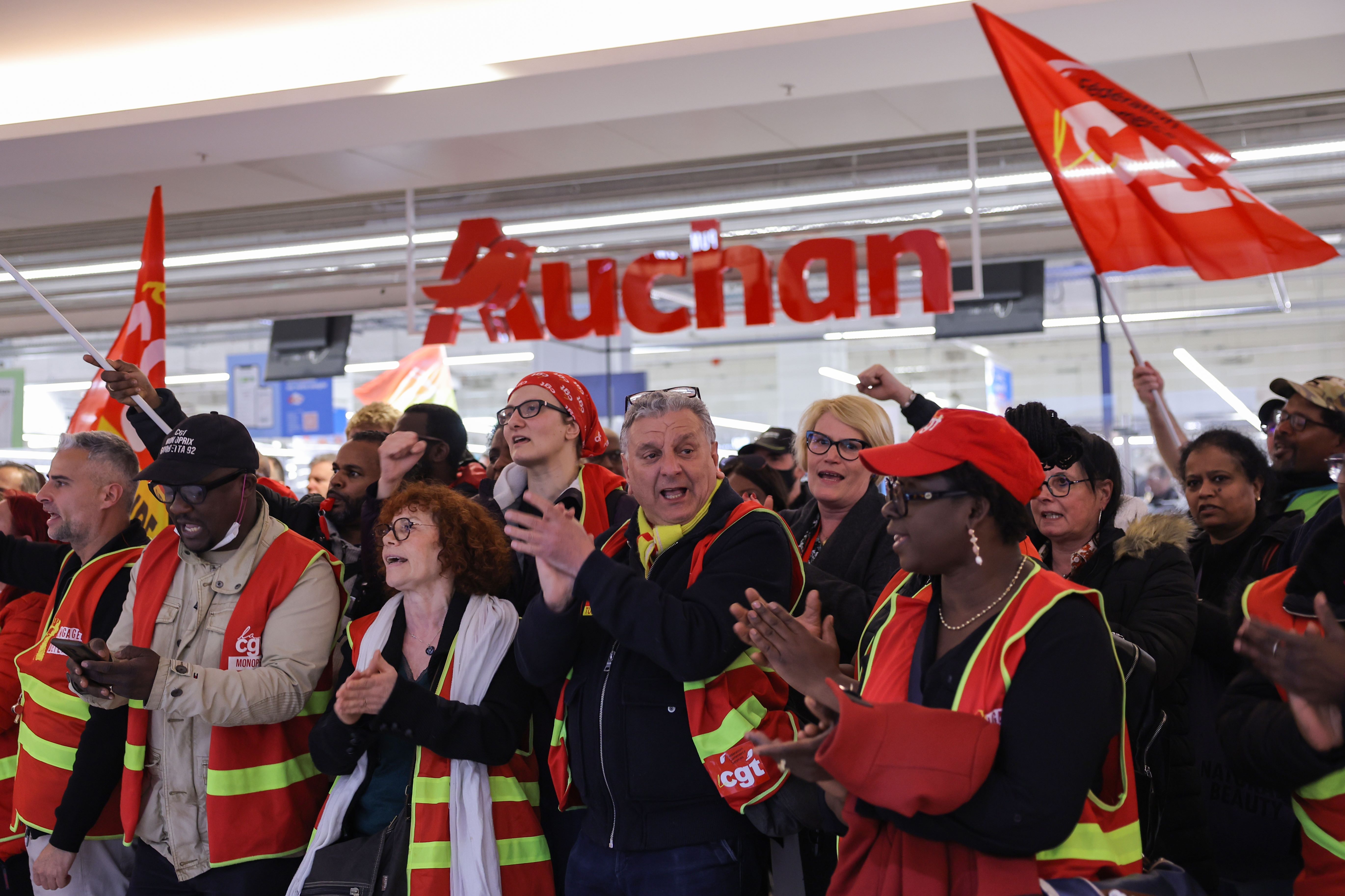 La CGT occupe un hypermarché à La Défense pour demander le retrait de la loi sur les retraites