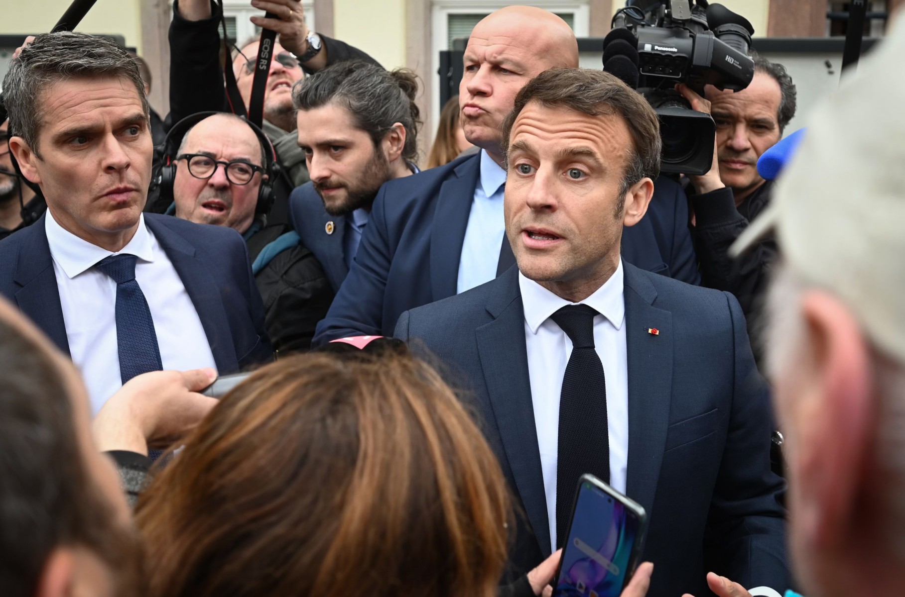 France : nouvel accueil mouvementé pour Macron, venu parler éducation