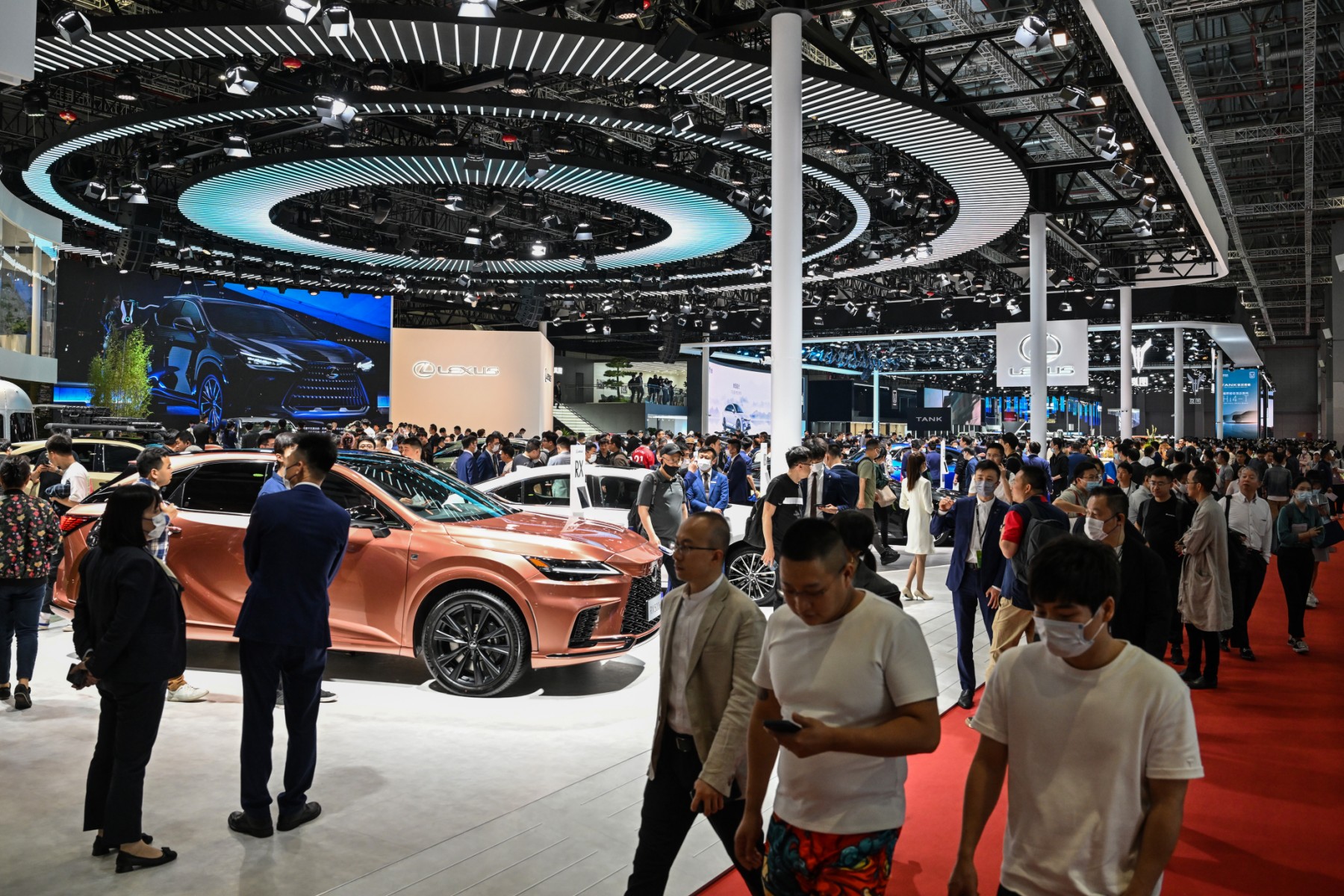Véhicule électrique: la domination chinoise accélère la fin des moteurs à essence