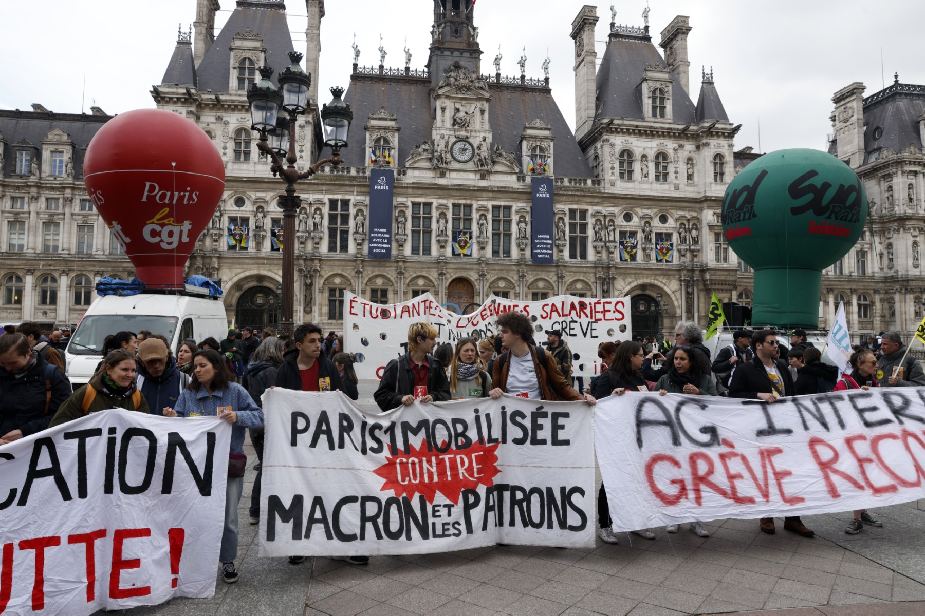 Retraites: Nouvelles manifestations et actions coup de poing en France