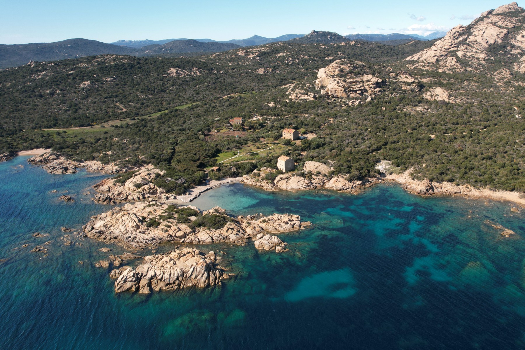 En Corse, un luxueux restaurant de plage, un projet d'amarrage de yachts et une polémique