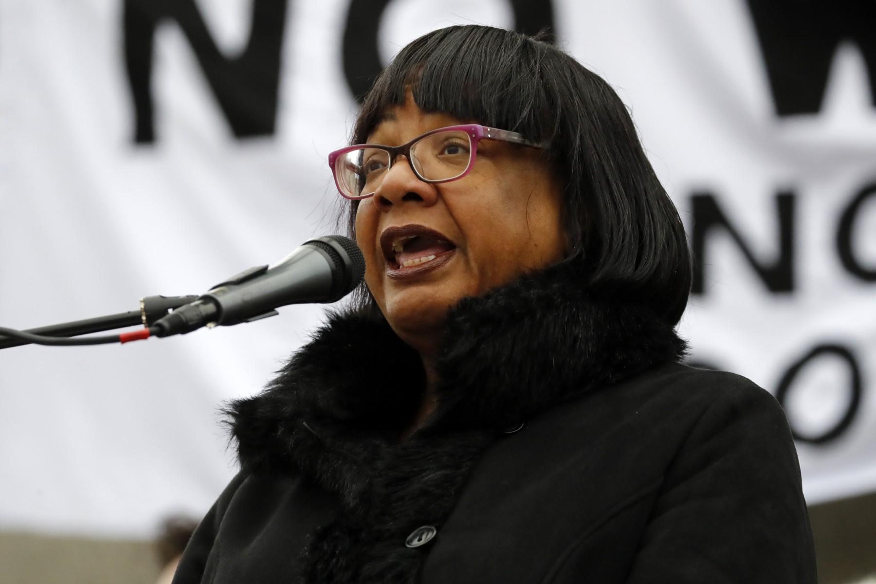 Royaume-Uni: les travaillistes suspendent une députée pour ses propos sur le racisme