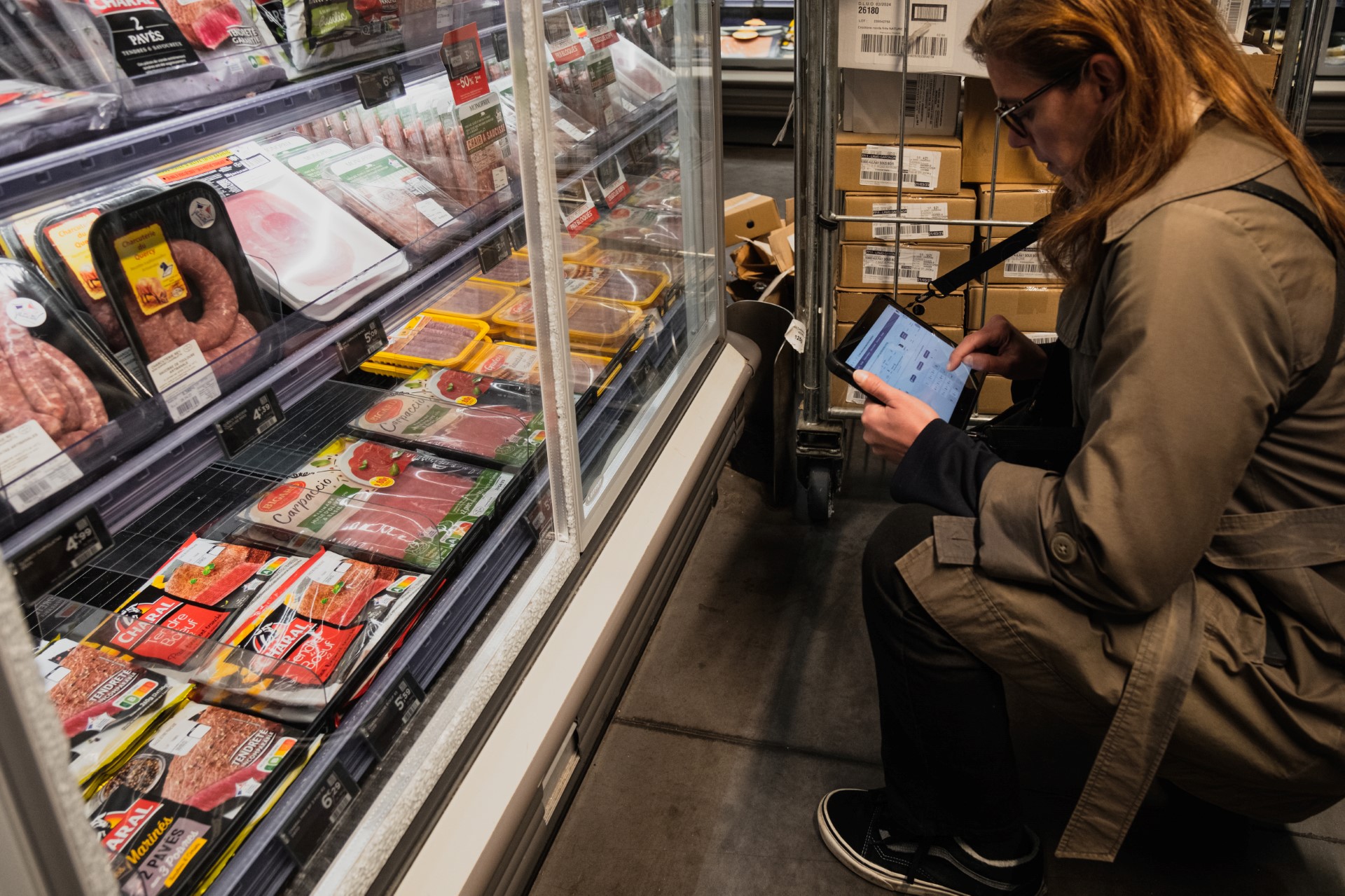 Une représentante de l'INSEE relève les prix dans un supermarché à Paris, le 21 avril 2023. Les données provenant de différents magasins en France sont utilisées pour produire l'IPC (Indice des prix à la consommation). L'IPC est un outil utilisé pour évaluer l'inflation. (Photo AFP)